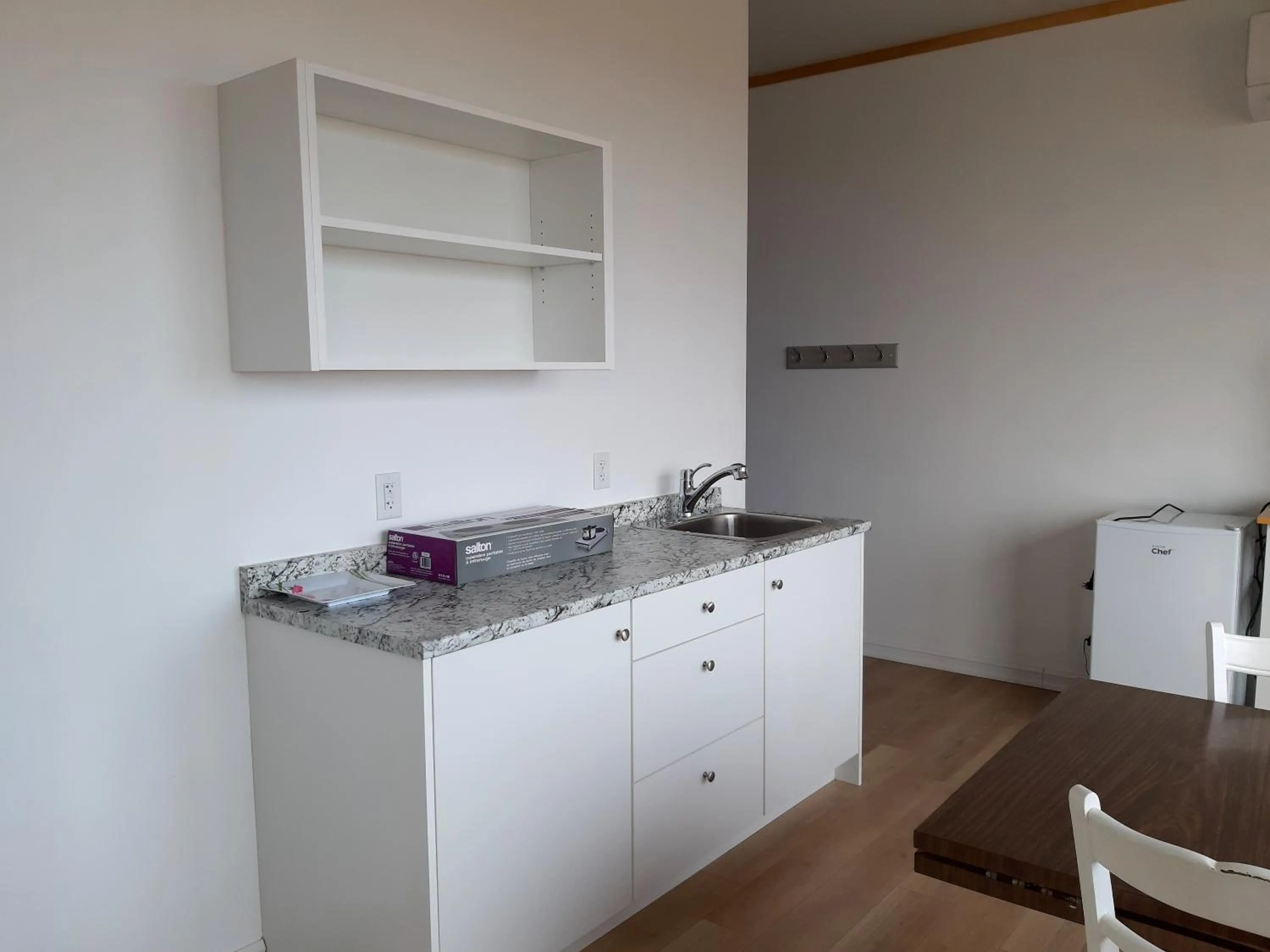 Kitchen or kitchenette in Balmoral Motel