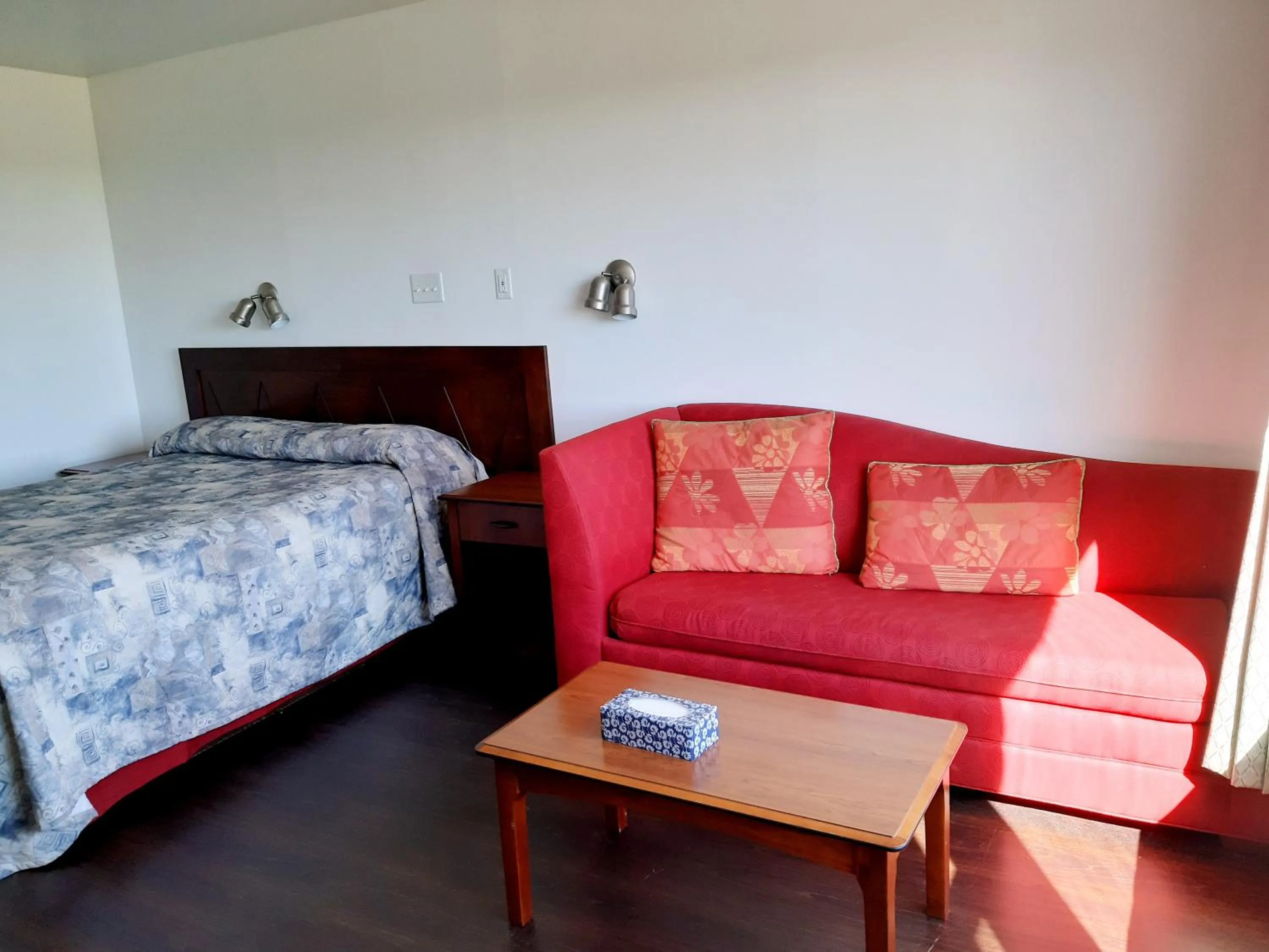 Bedroom in Balmoral Motel