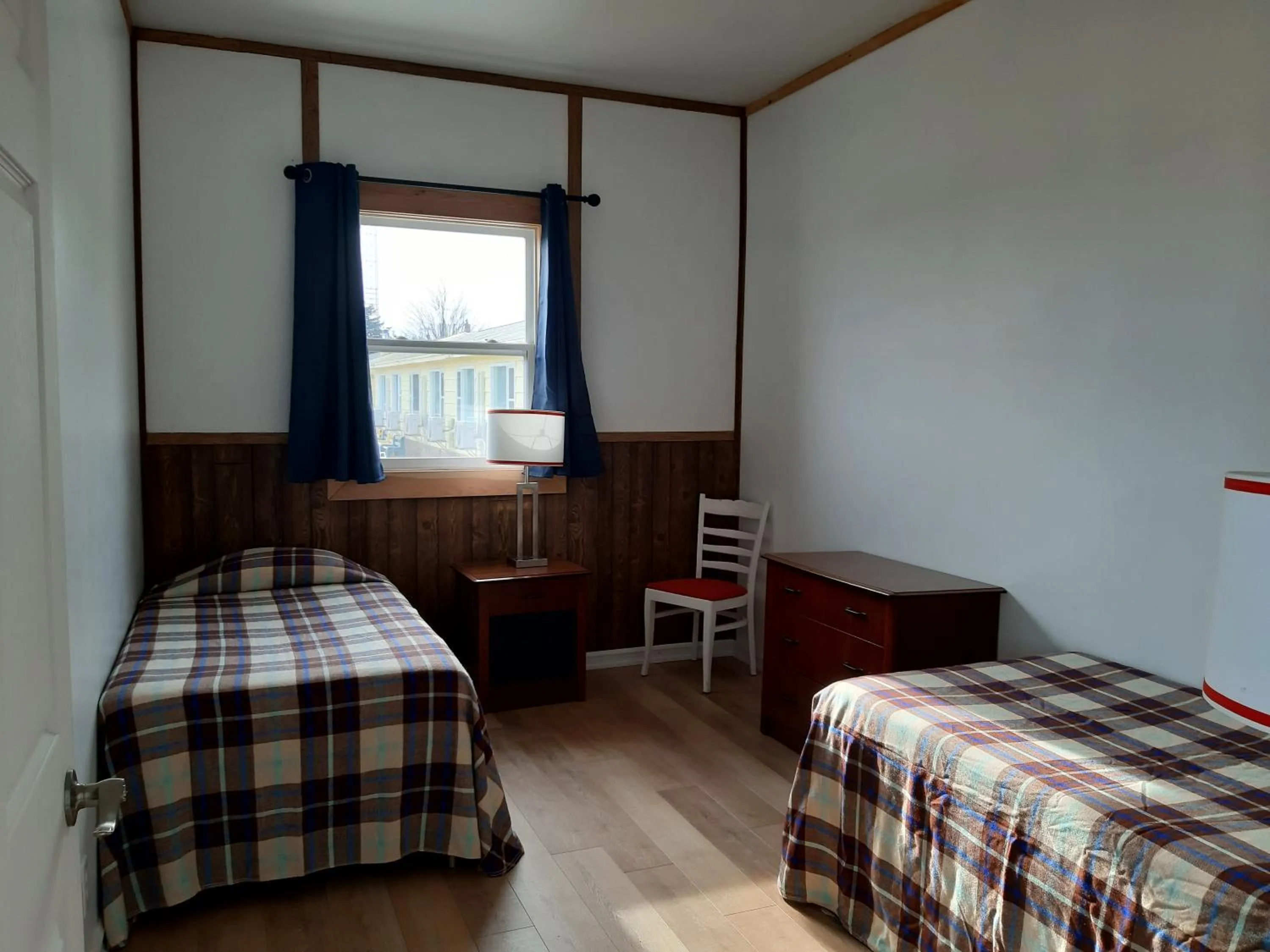 Bedroom in Balmoral Motel