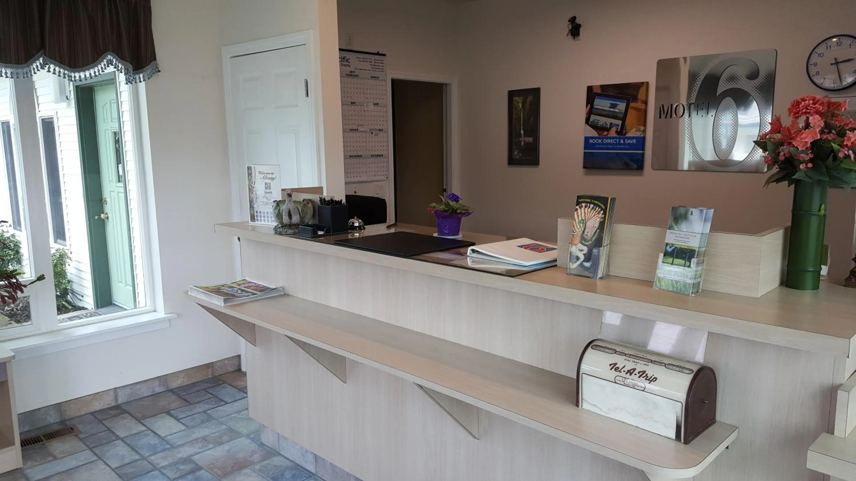 Lobby or reception in Motel 6 Albany, OR