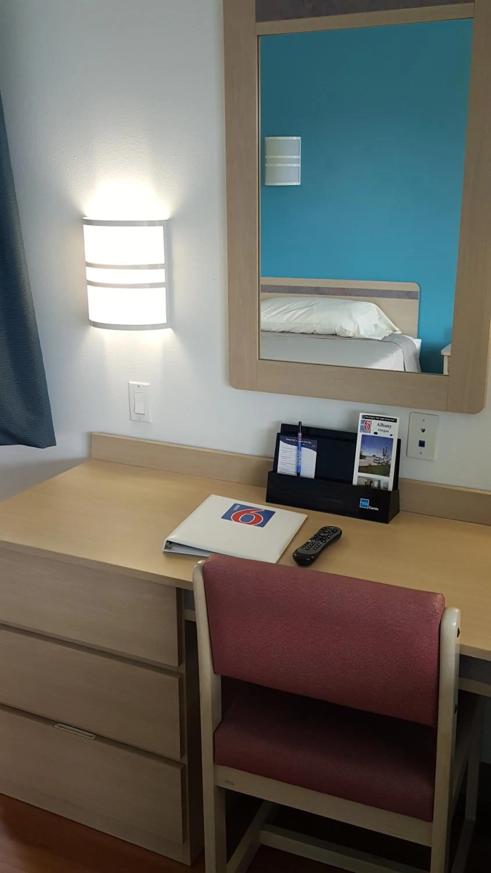 Seating area in Motel 6 Albany, OR