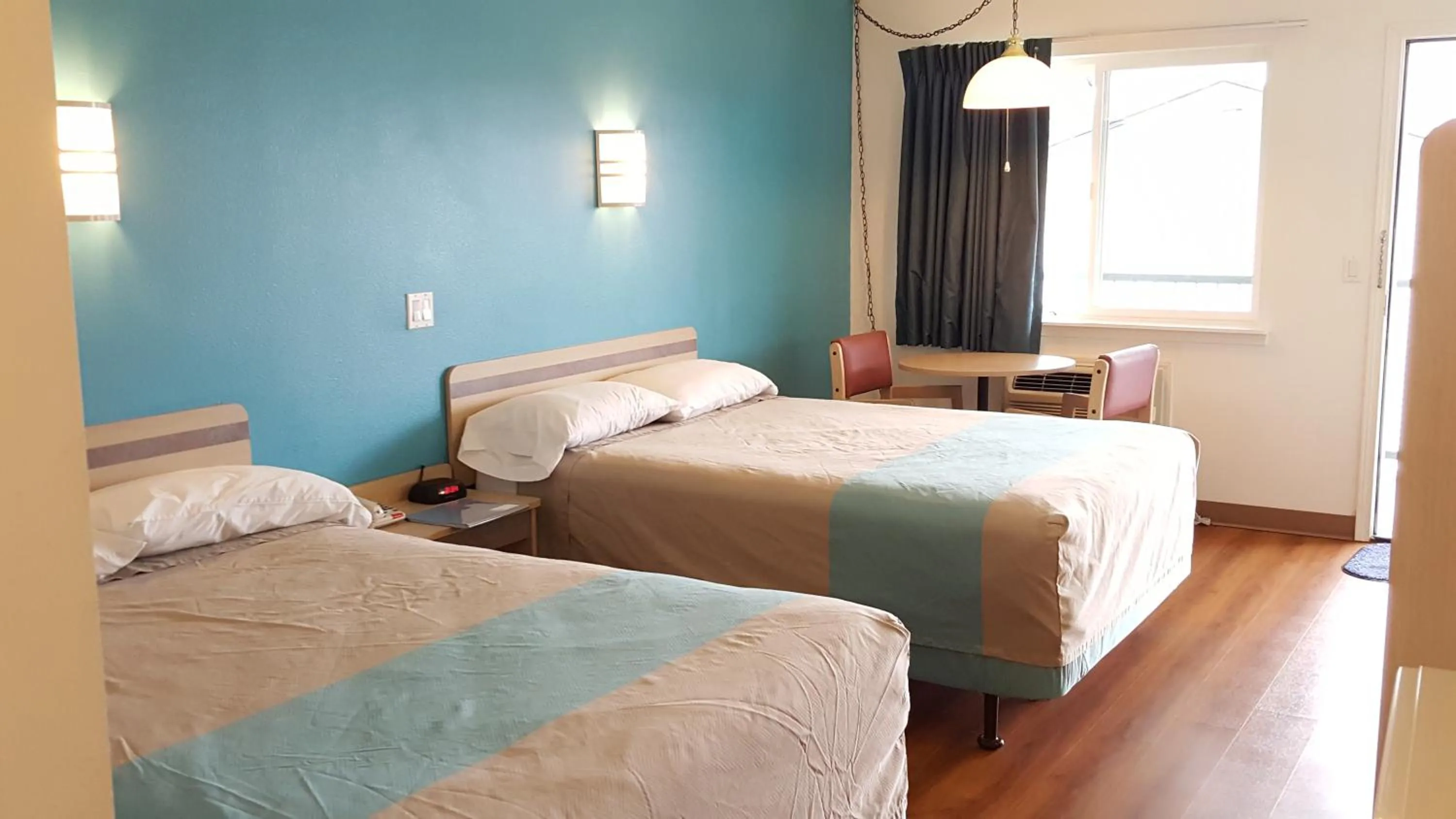 Photo of the whole room, Bed in Motel 6 Albany, OR