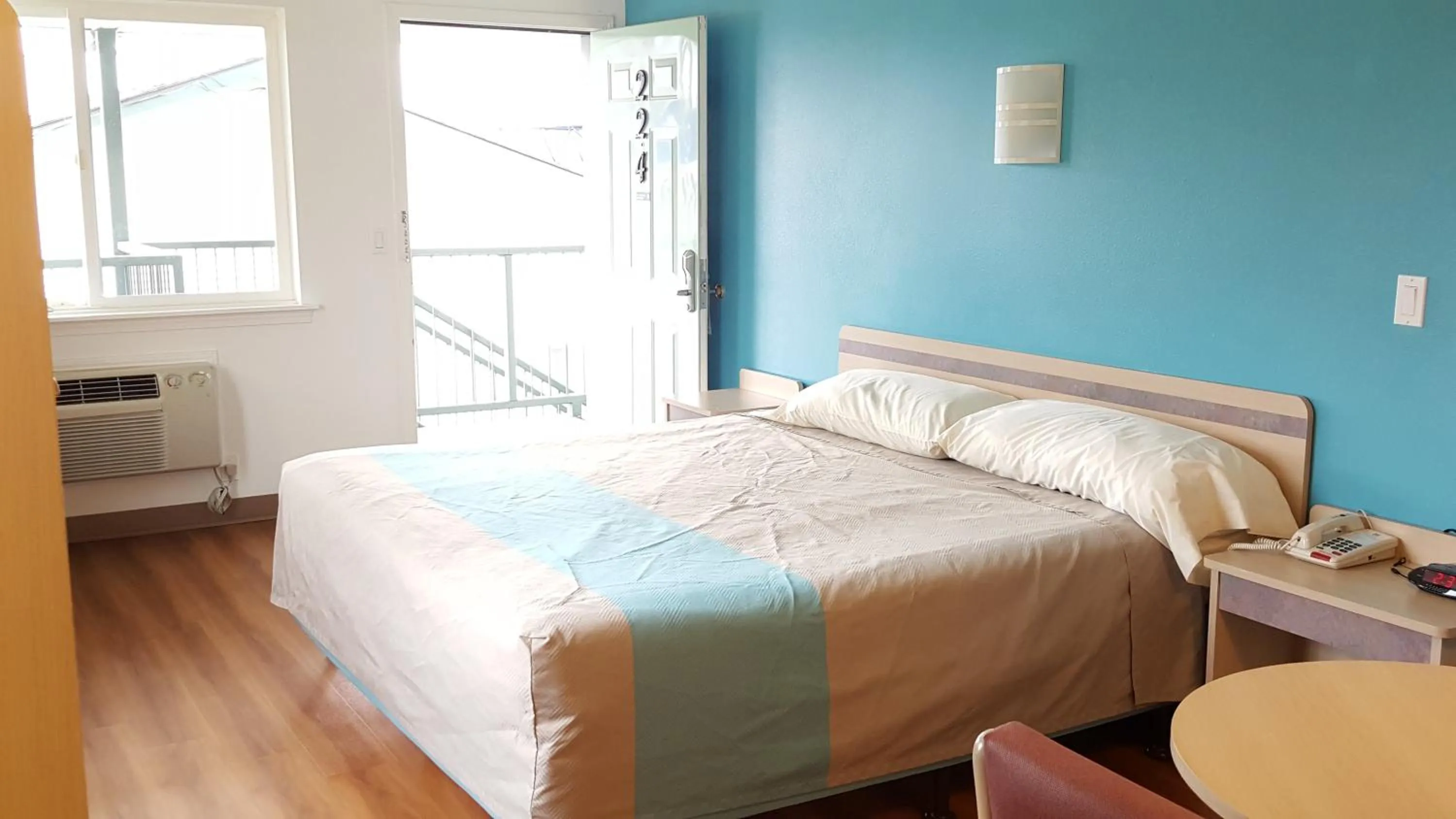 Photo of the whole room, Bed in Motel 6 Albany, OR