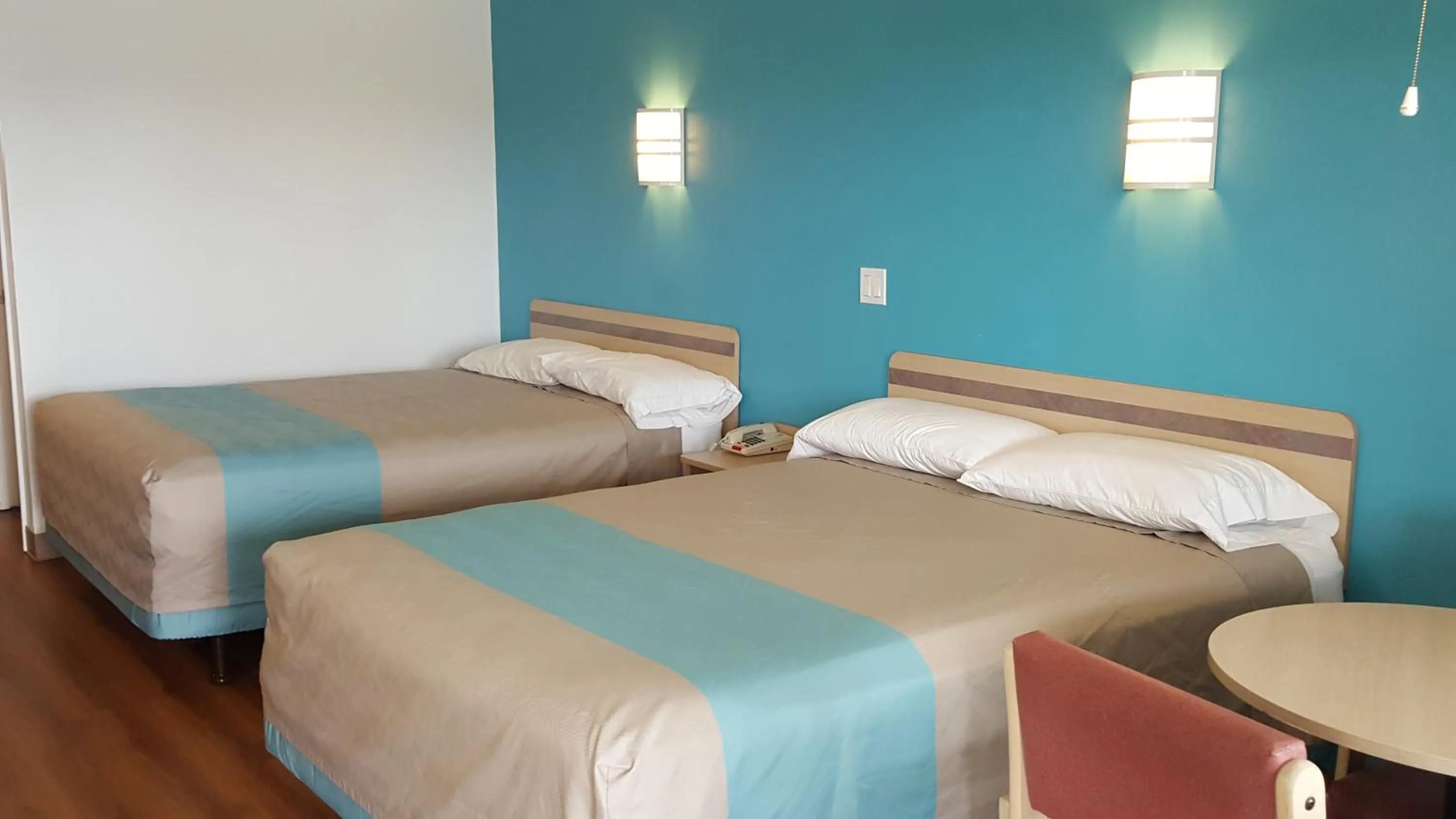 Photo of the whole room, Bed in Motel 6 Albany, OR