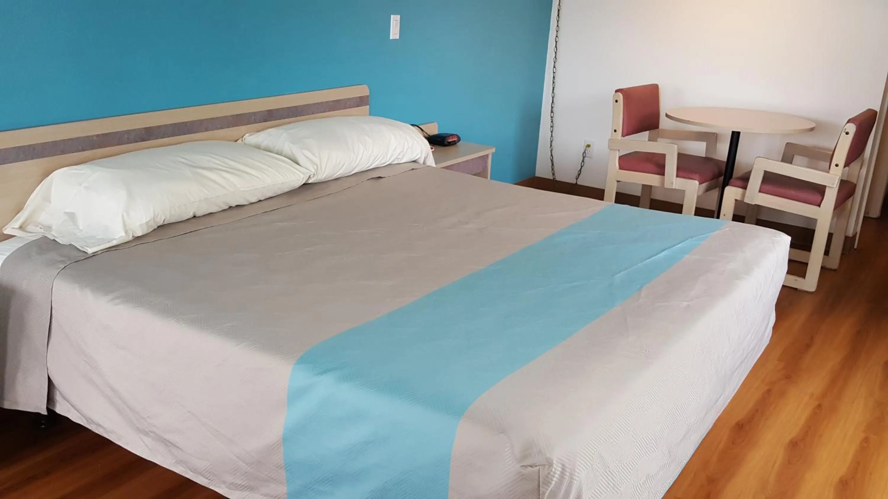 Photo of the whole room, Bed in Motel 6 Albany, OR