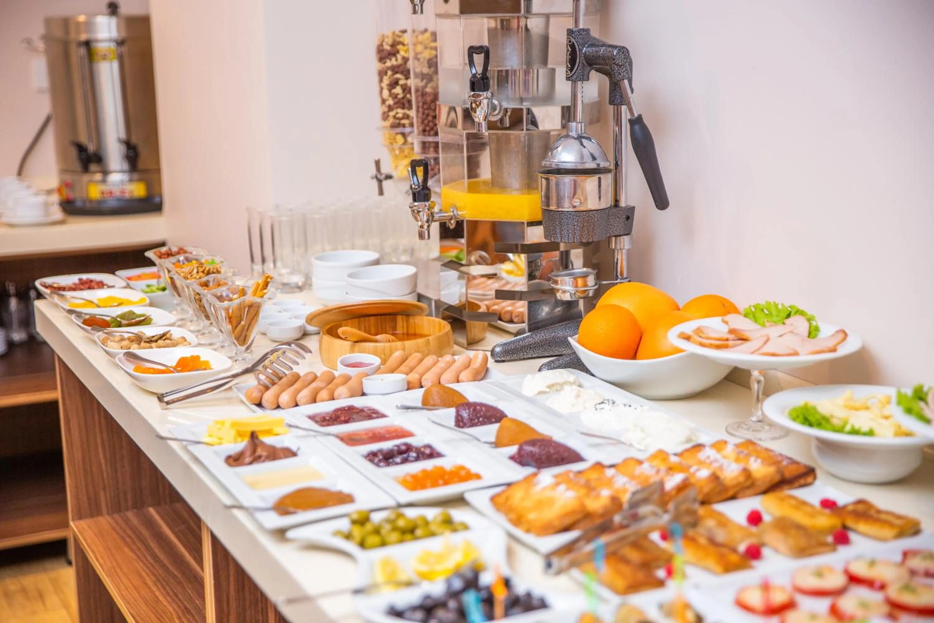 Restaurant/places to eat in City Park Hotel