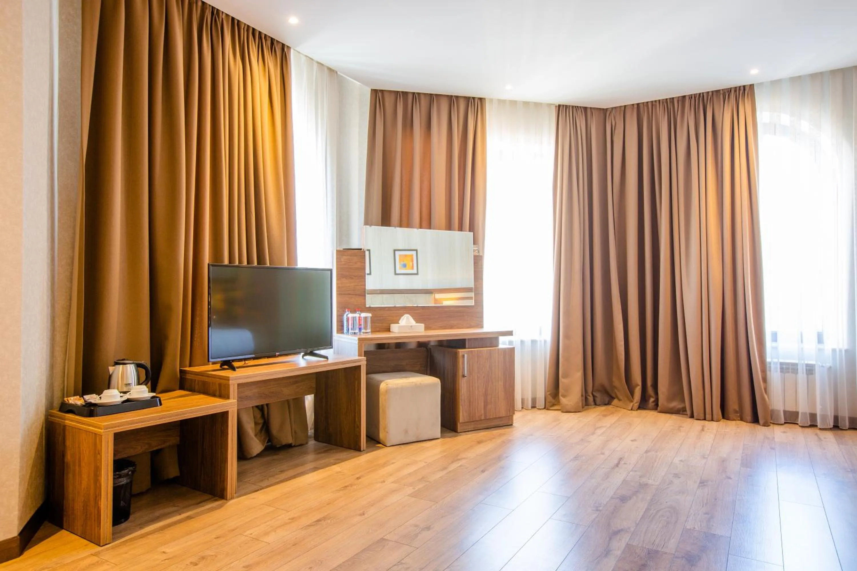 Communal lounge/ TV room in City Park Hotel