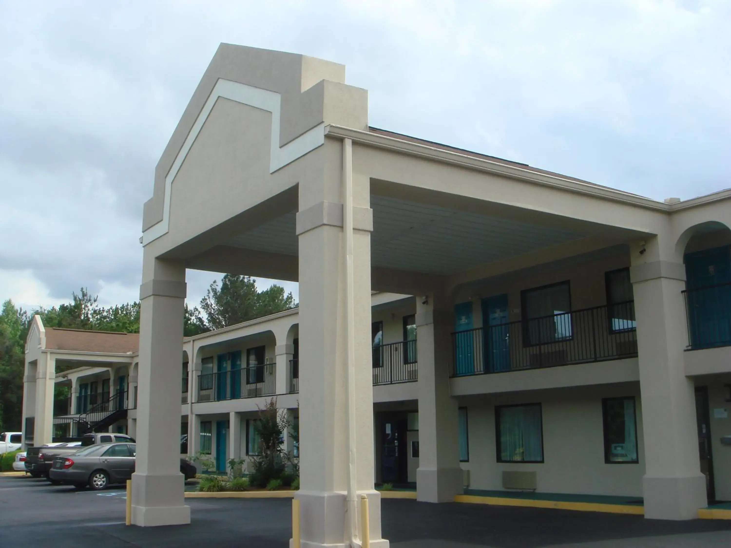 Facade/entrance in Key West Inn - Roanoke Facade/entrance in Key West Inn - Roanoke