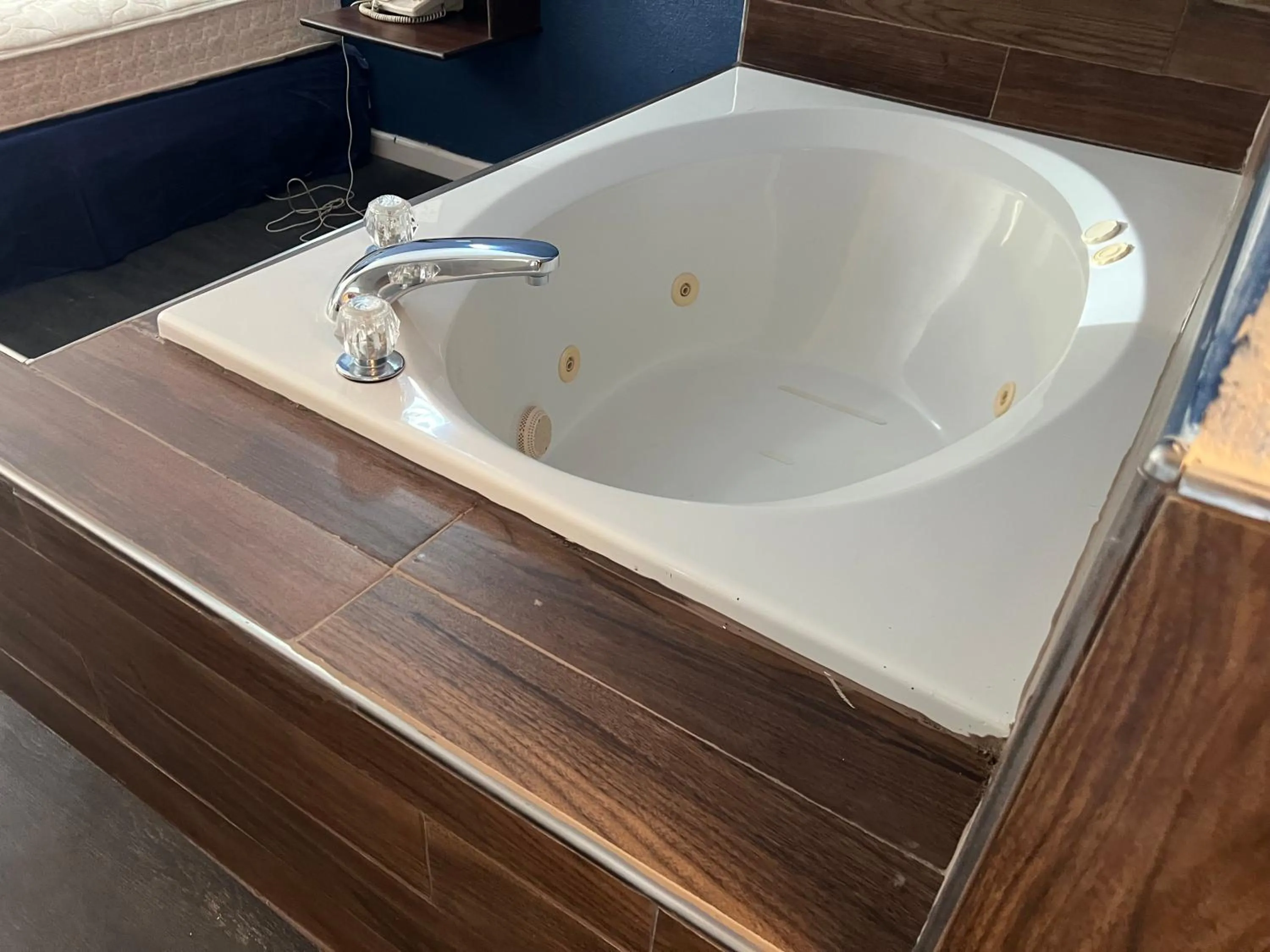 Hot Tub in Key West Inn - Roanoke