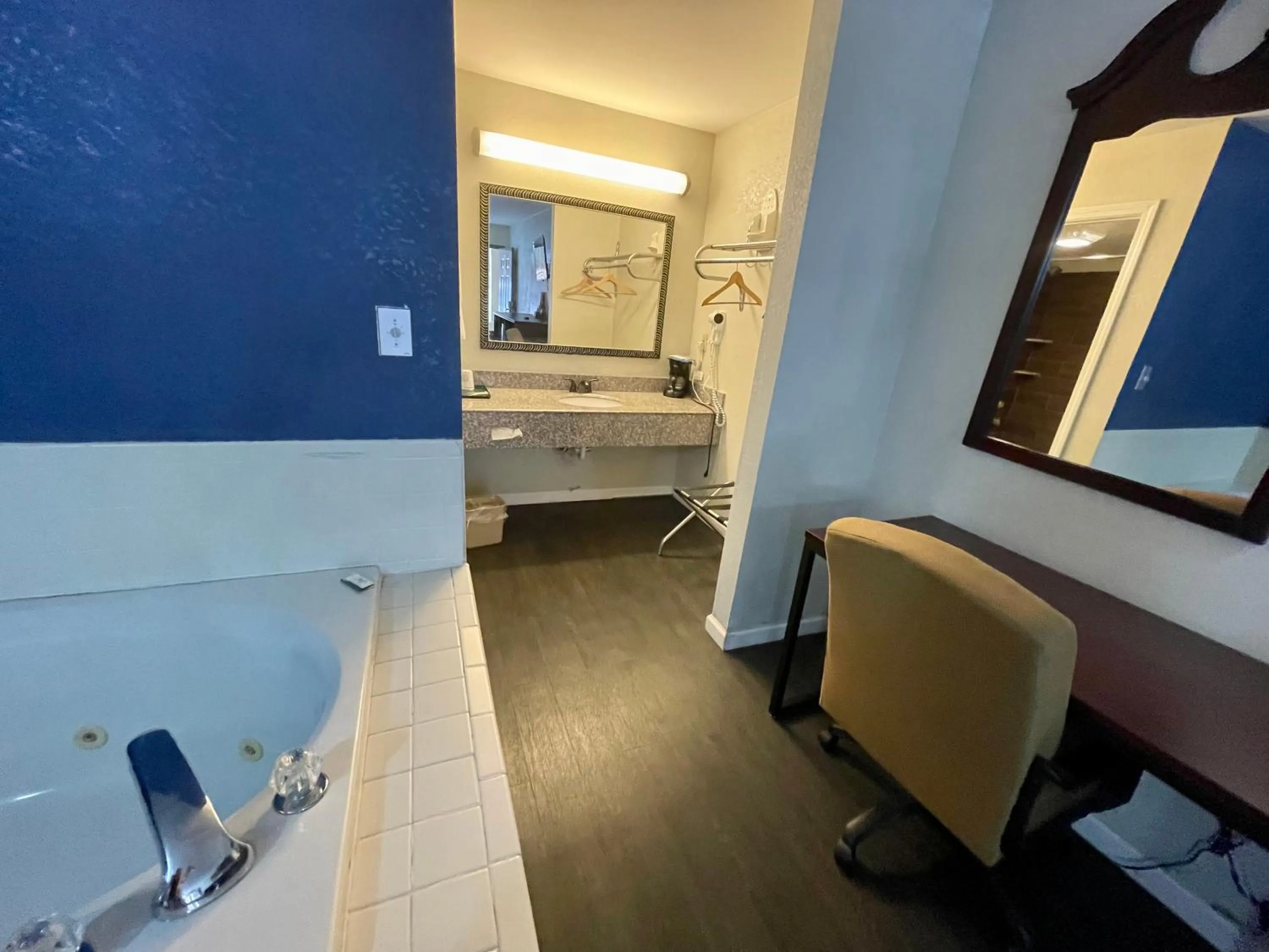 Bed in Key West Inn - Roanoke