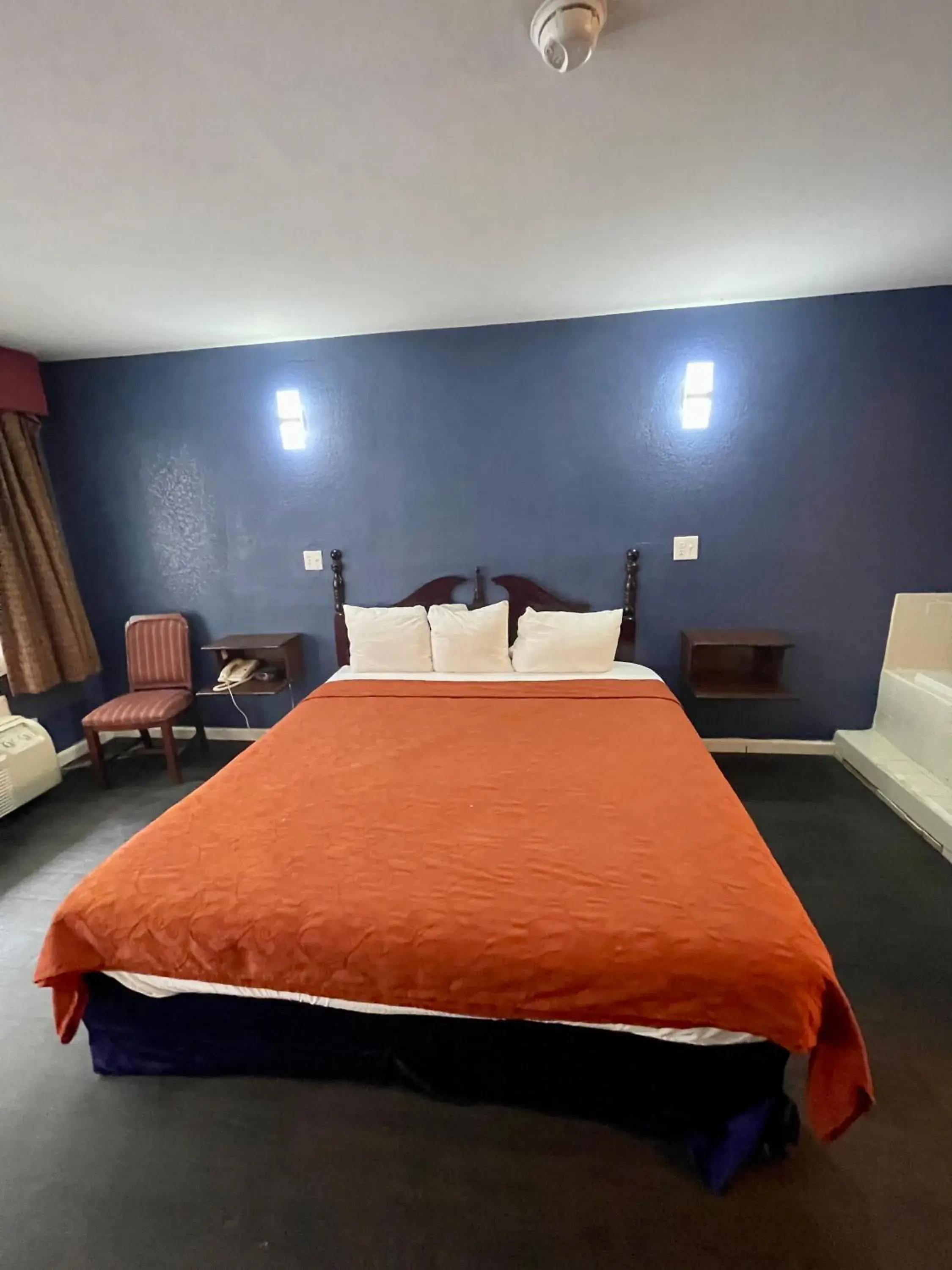 Bed in Key West Inn - Roanoke Bed in Key West Inn - Roanoke