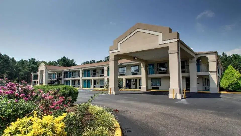 Property building in Key West Inn - Roanoke Property building in Key West Inn - Roanoke