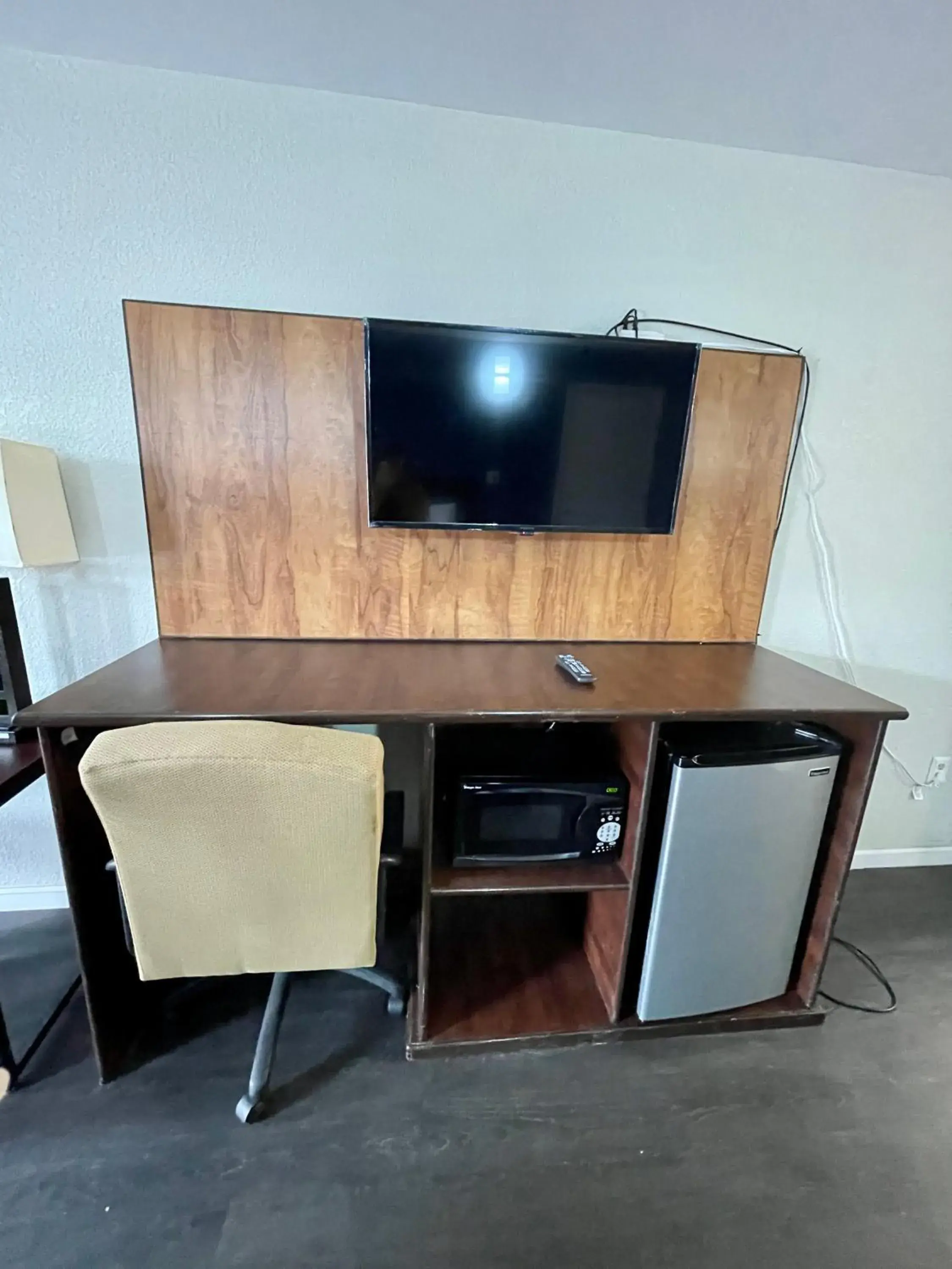 Queen Room with Two Queen Beds in Key West Inn - Roanoke Queen Room with Two Queen Beds in Key West Inn - Roanoke