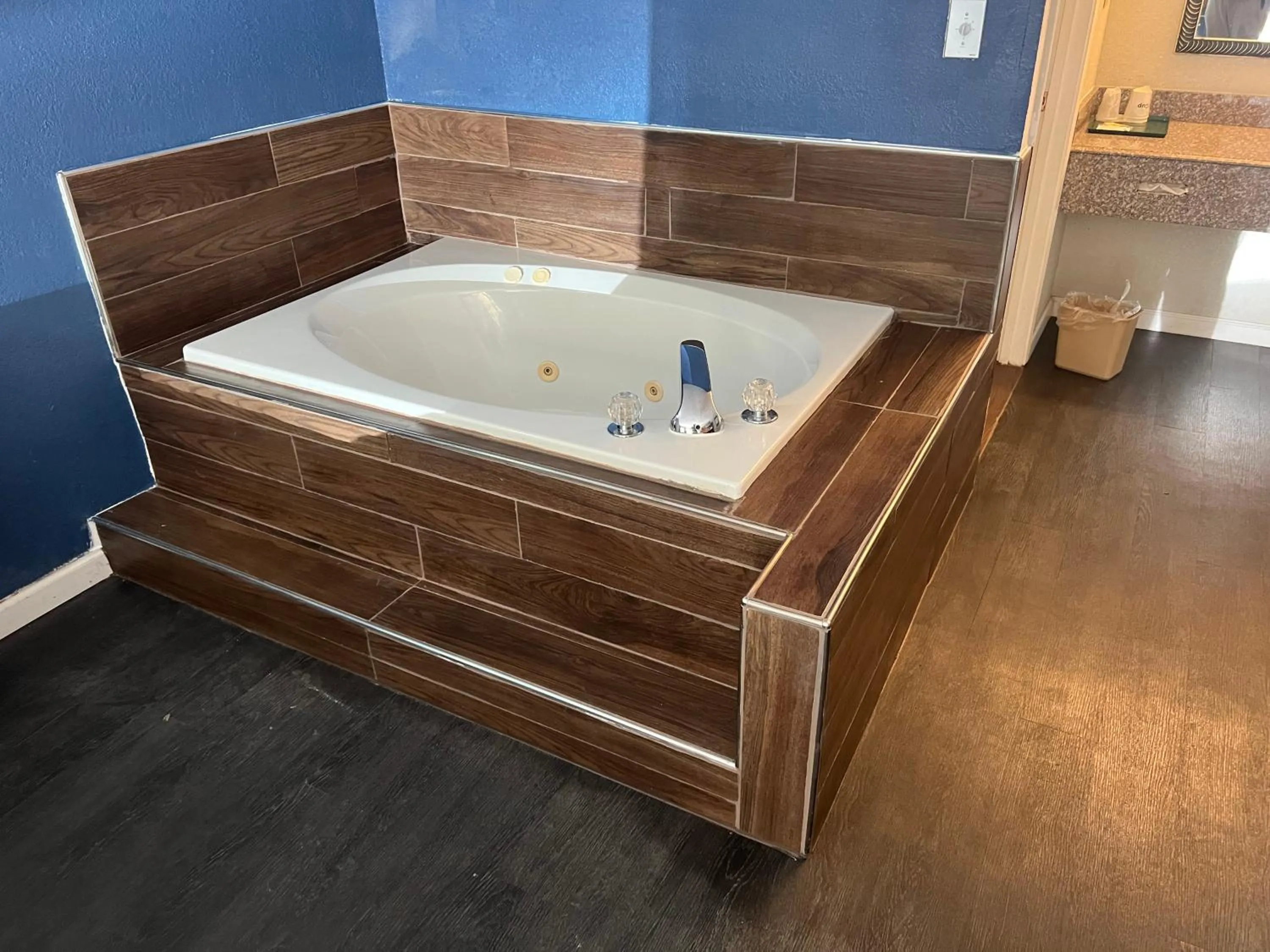 Hot Tub in Key West Inn - Roanoke