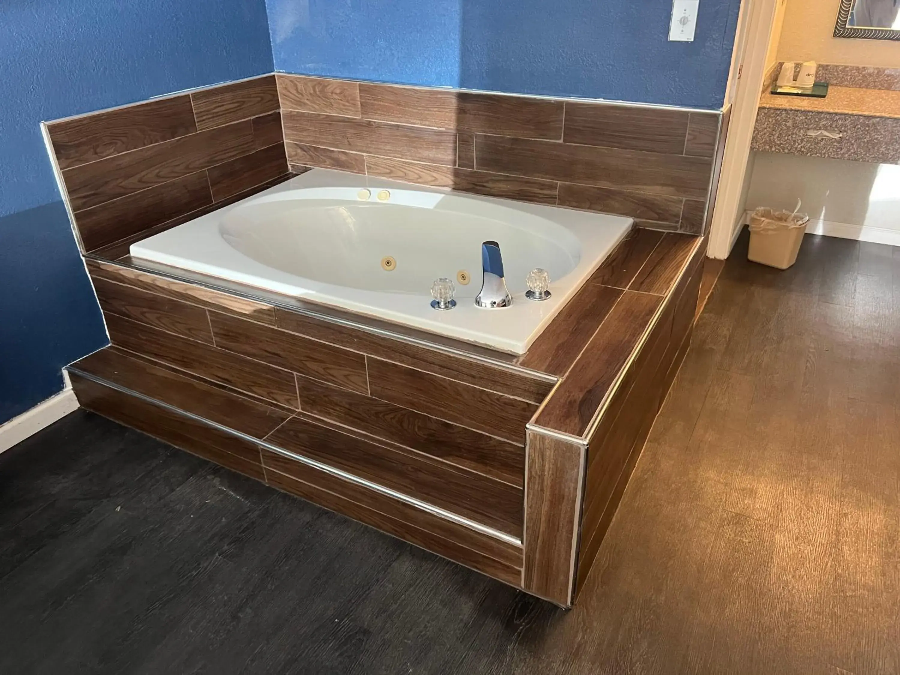 King Room with Spa Bath - Non-Smoking in Key West Inn - Roanoke King Room with Spa Bath - Non-Smoking in Key West Inn - Roanoke