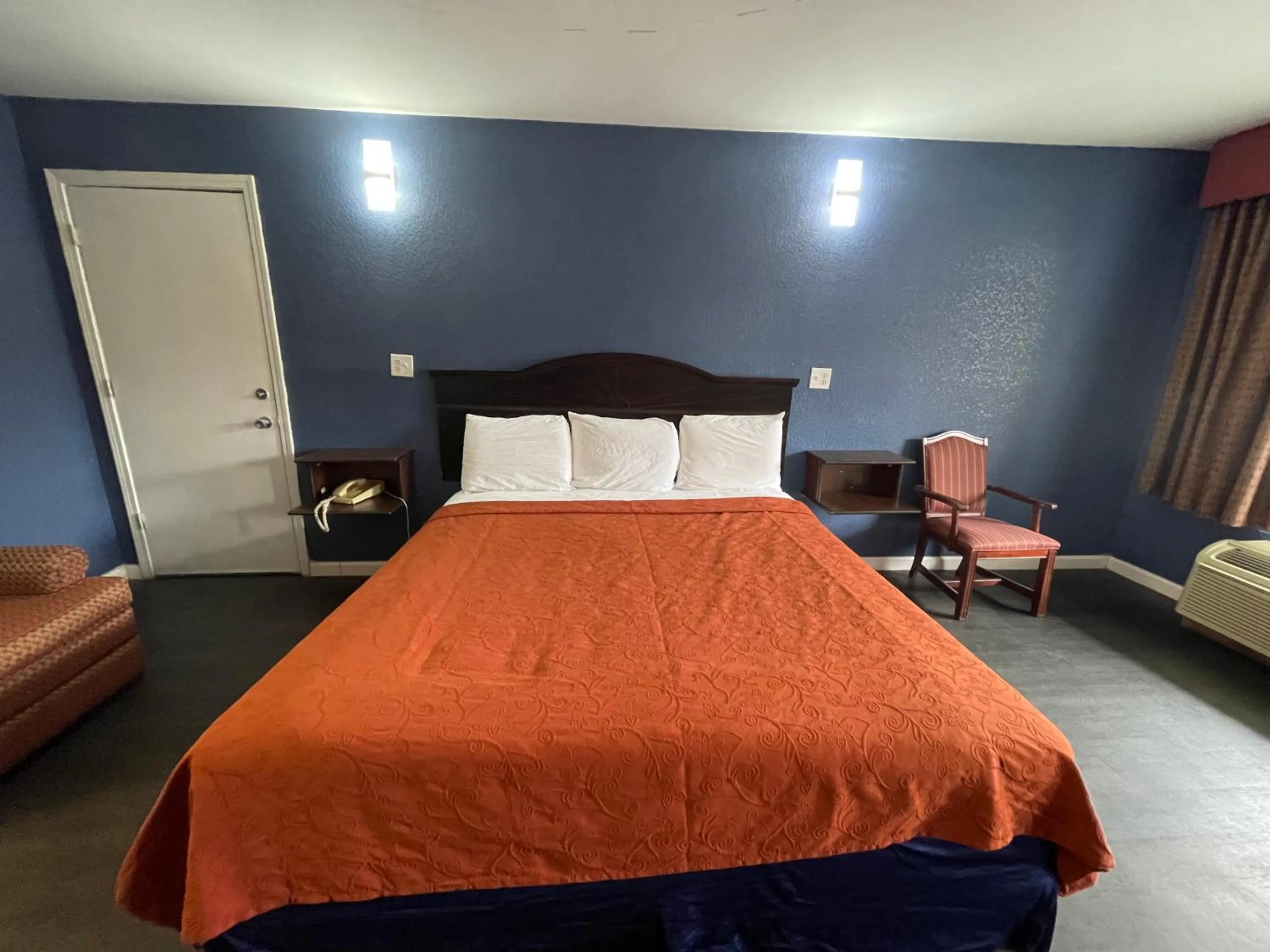 Bed in Key West Inn - Roanoke