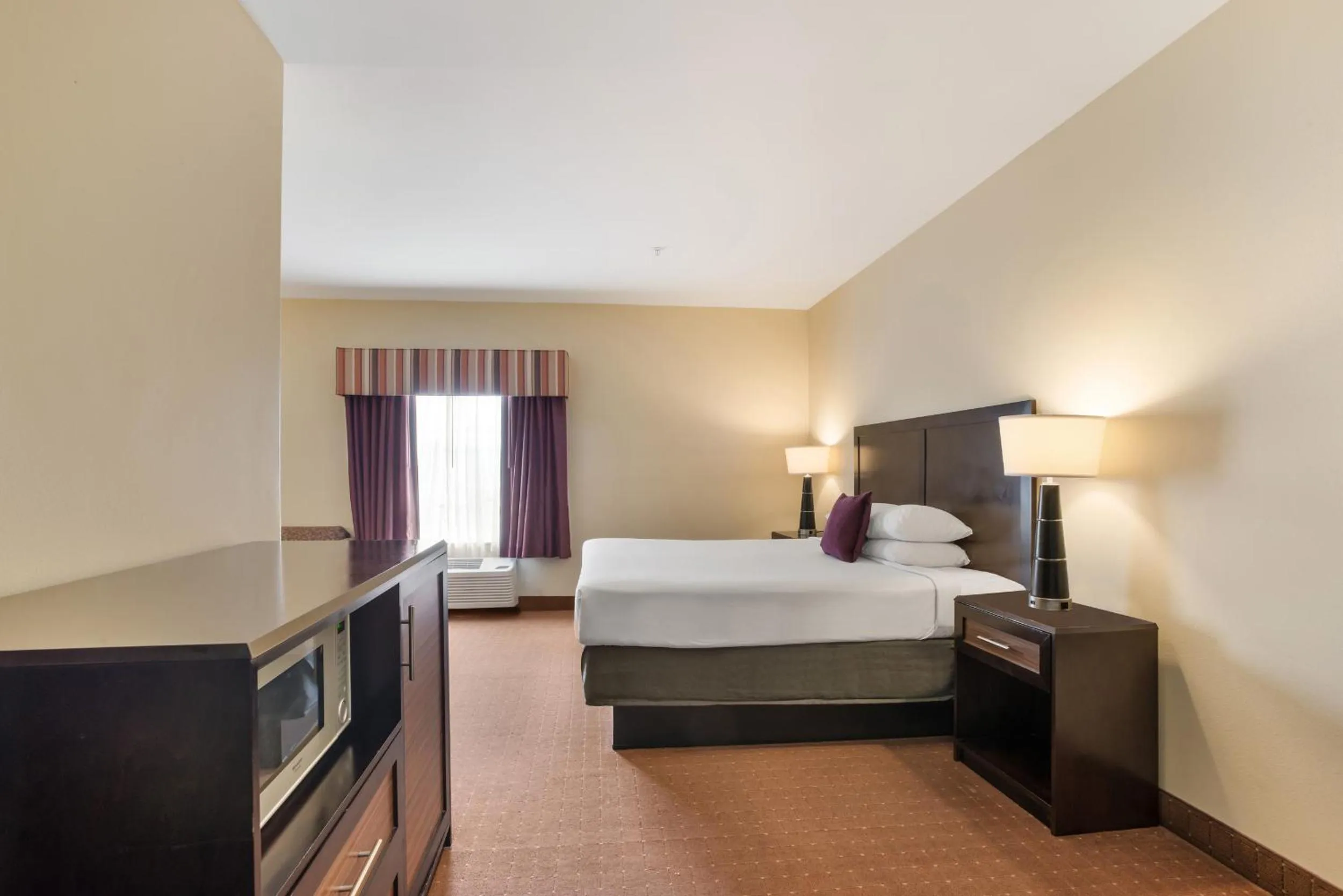 Photo of the whole room, Bed in Knights Inn Bunkie