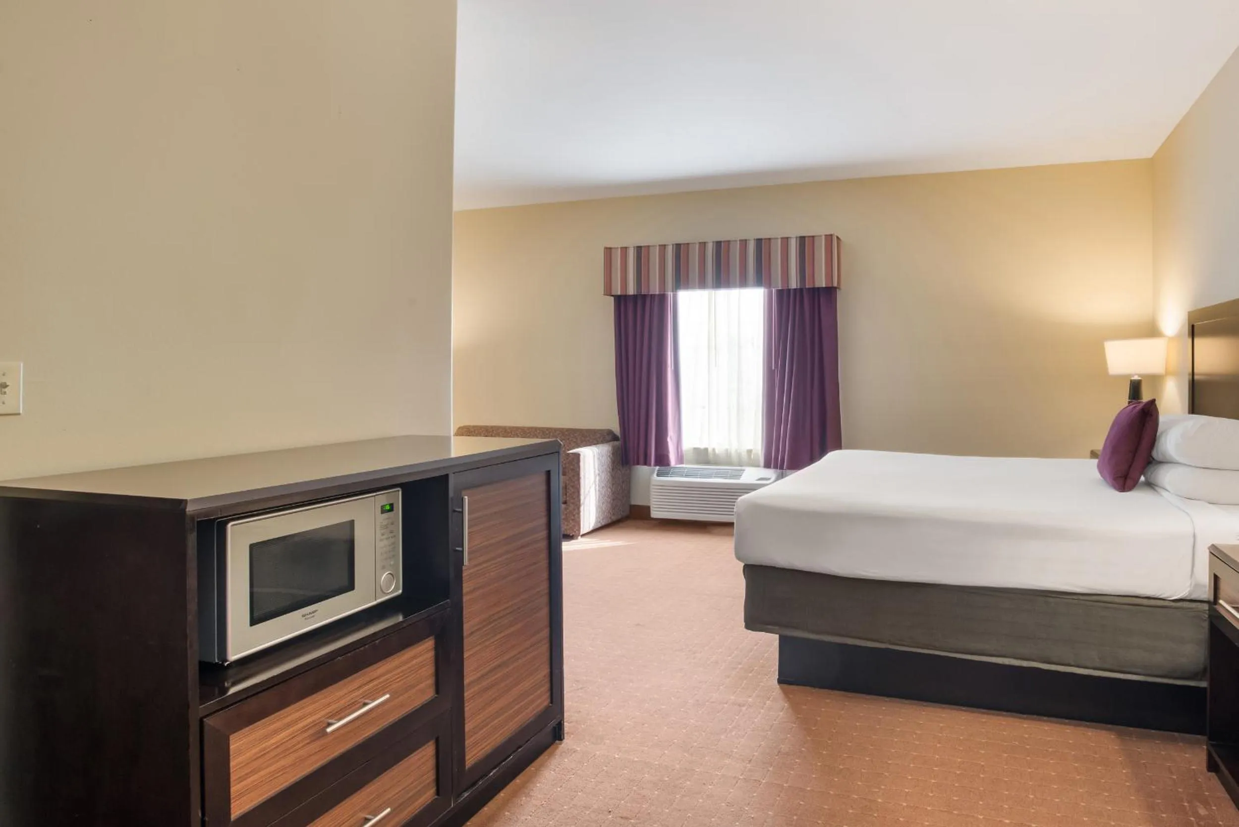 Photo of the whole room, Bed in Knights Inn Bunkie