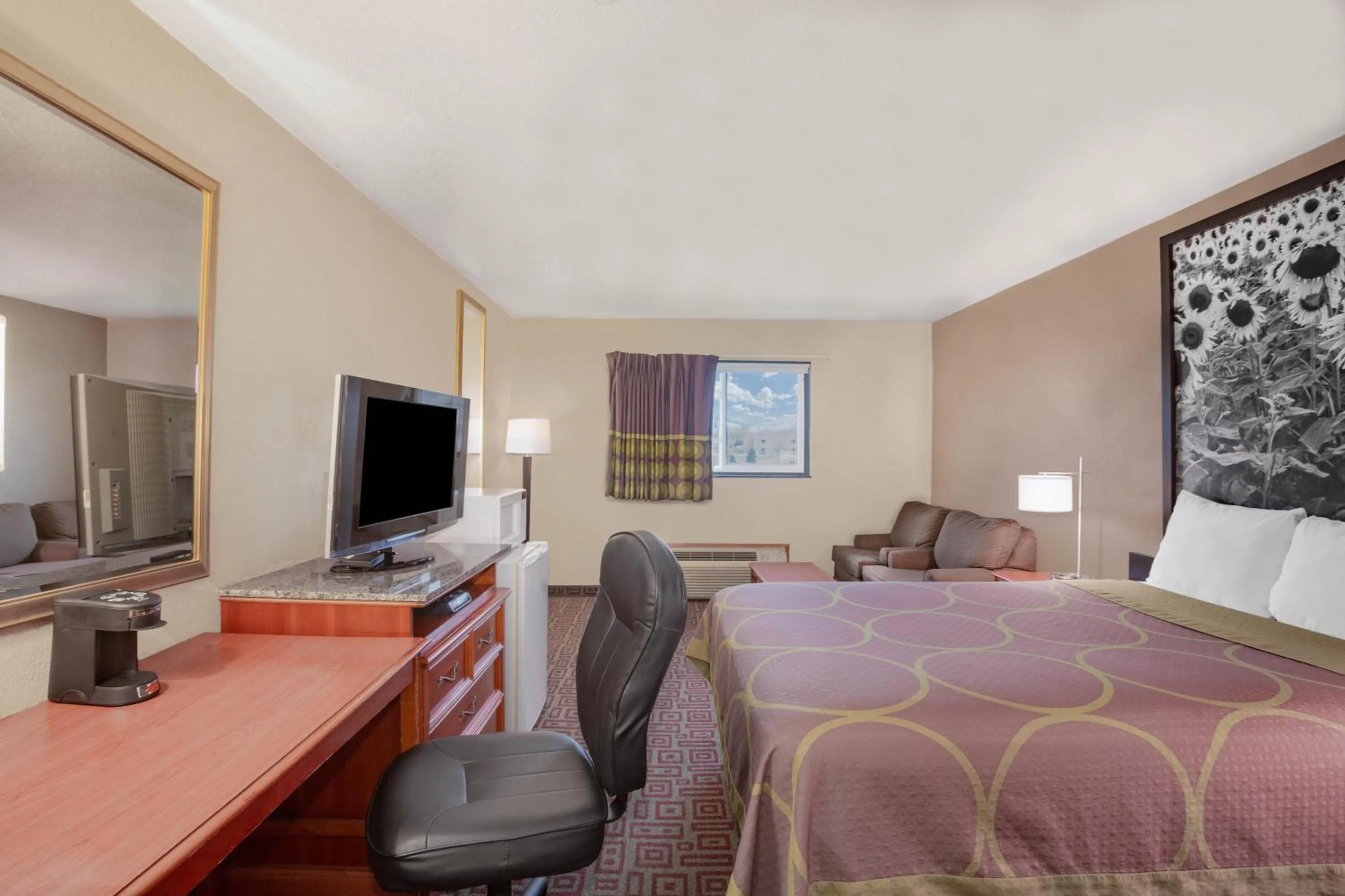 Photo of the whole room, Bed in Super 8 by Wyndham Fort Madison