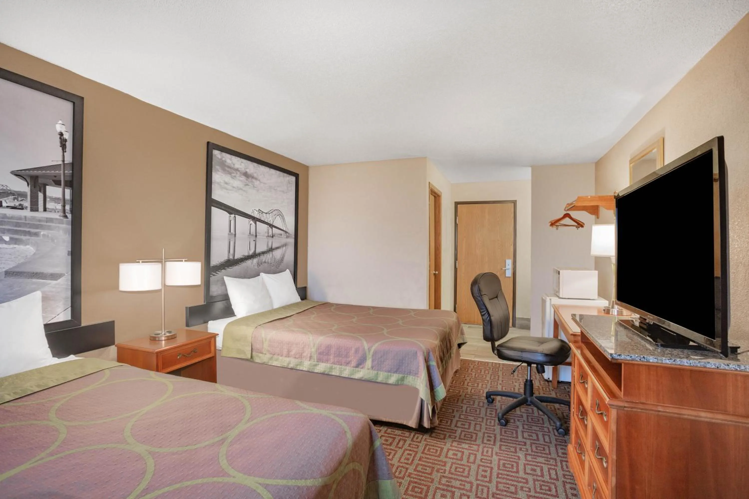 Photo of the whole room, Bed in Super 8 by Wyndham Fort Madison