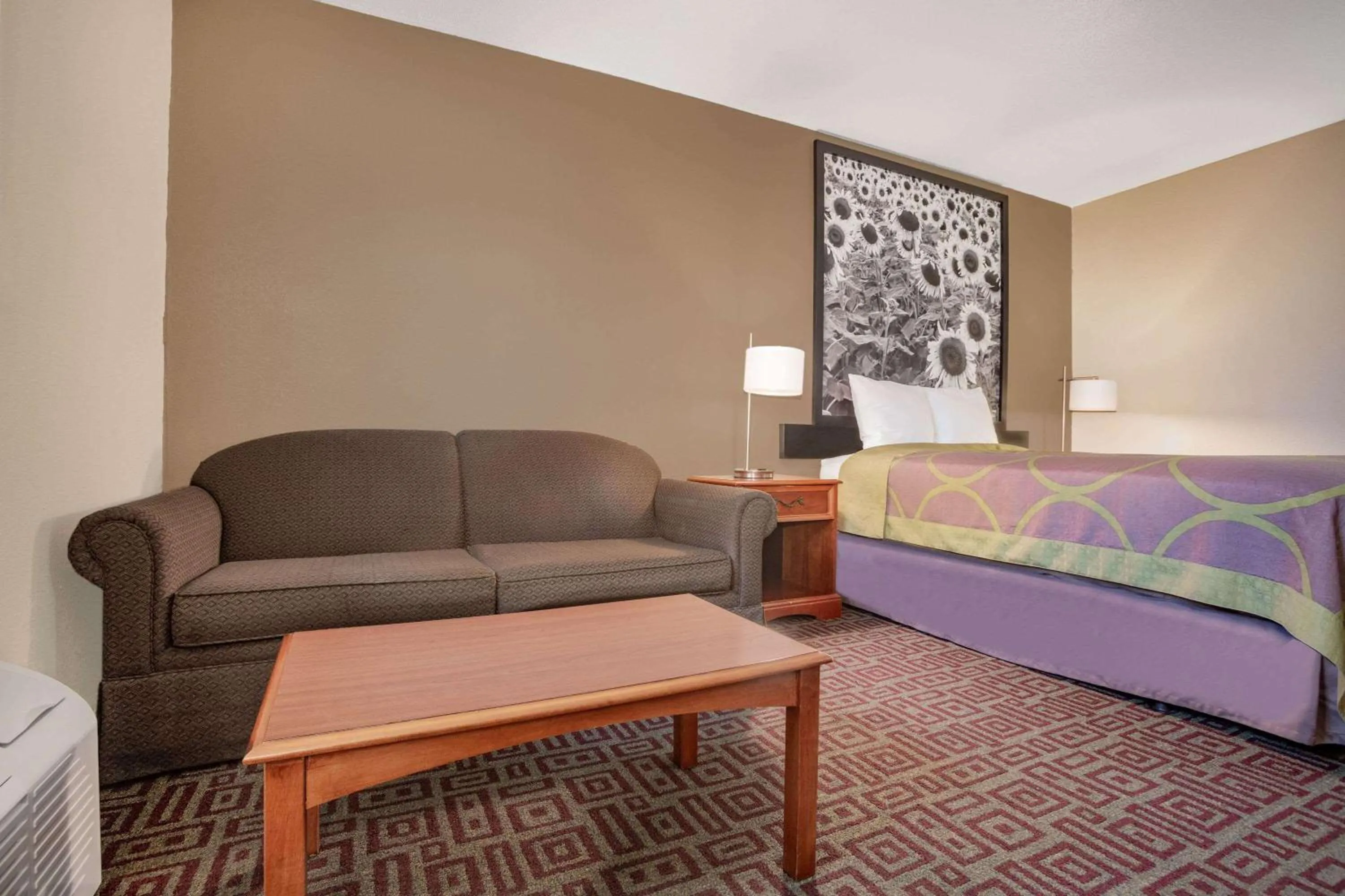 Photo of the whole room, Bed in Super 8 by Wyndham Fort Madison