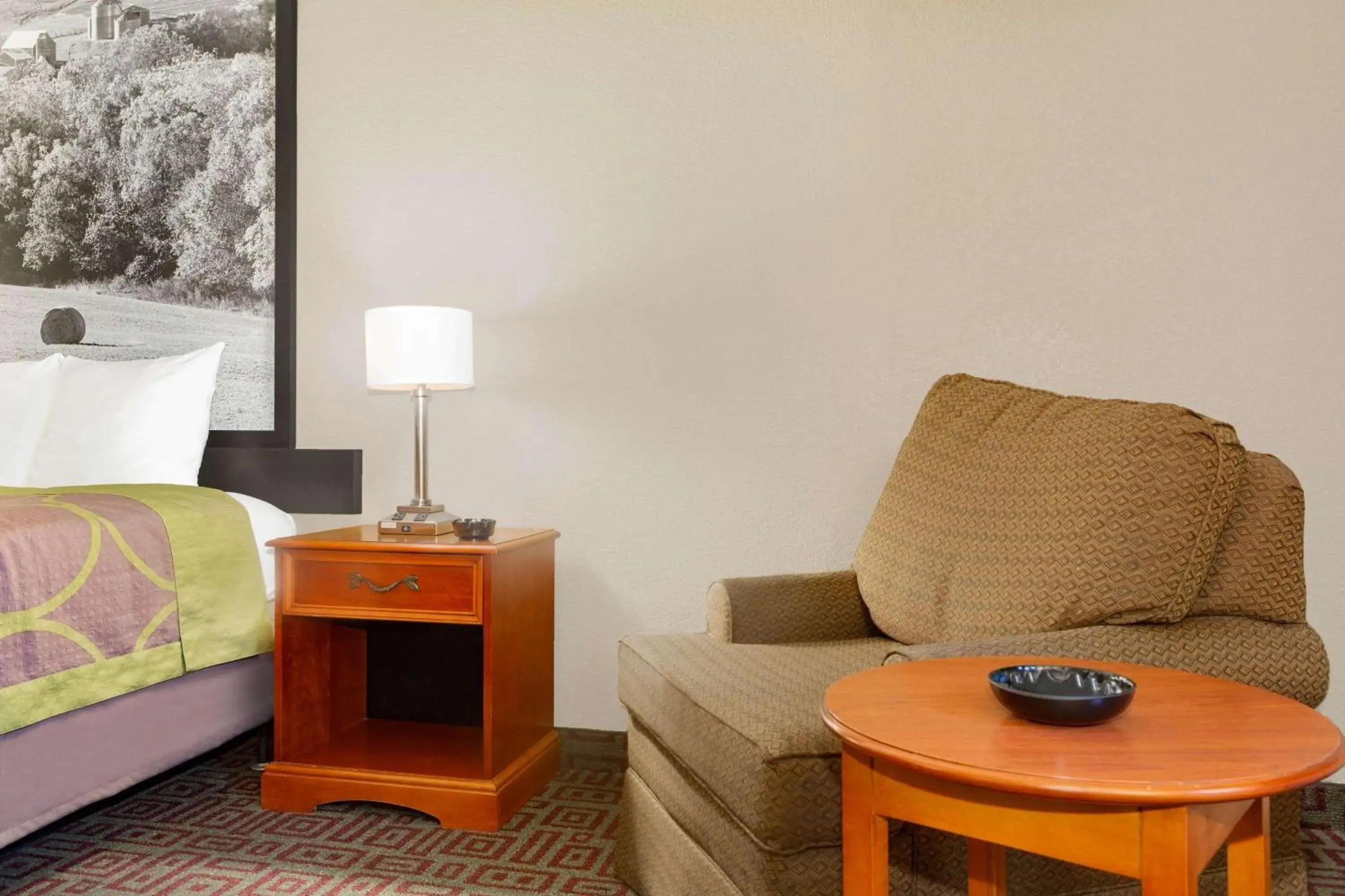 Photo of the whole room, Bed in Super 8 by Wyndham Fort Madison Photo of the whole room, Bed in Super 8 by Wyndham Fort Madison