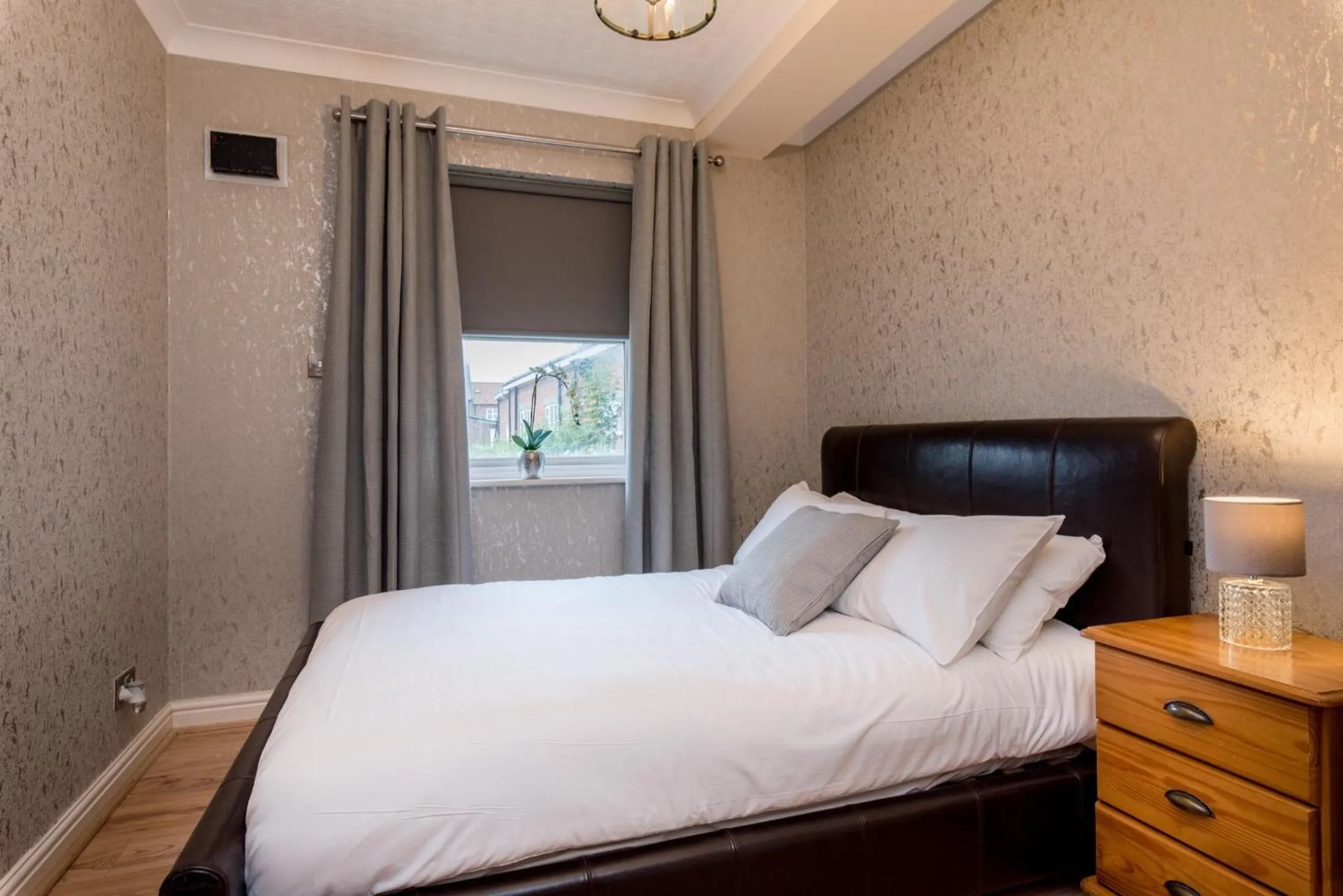 Bedroom, Bed in Cattle Market View Apartment