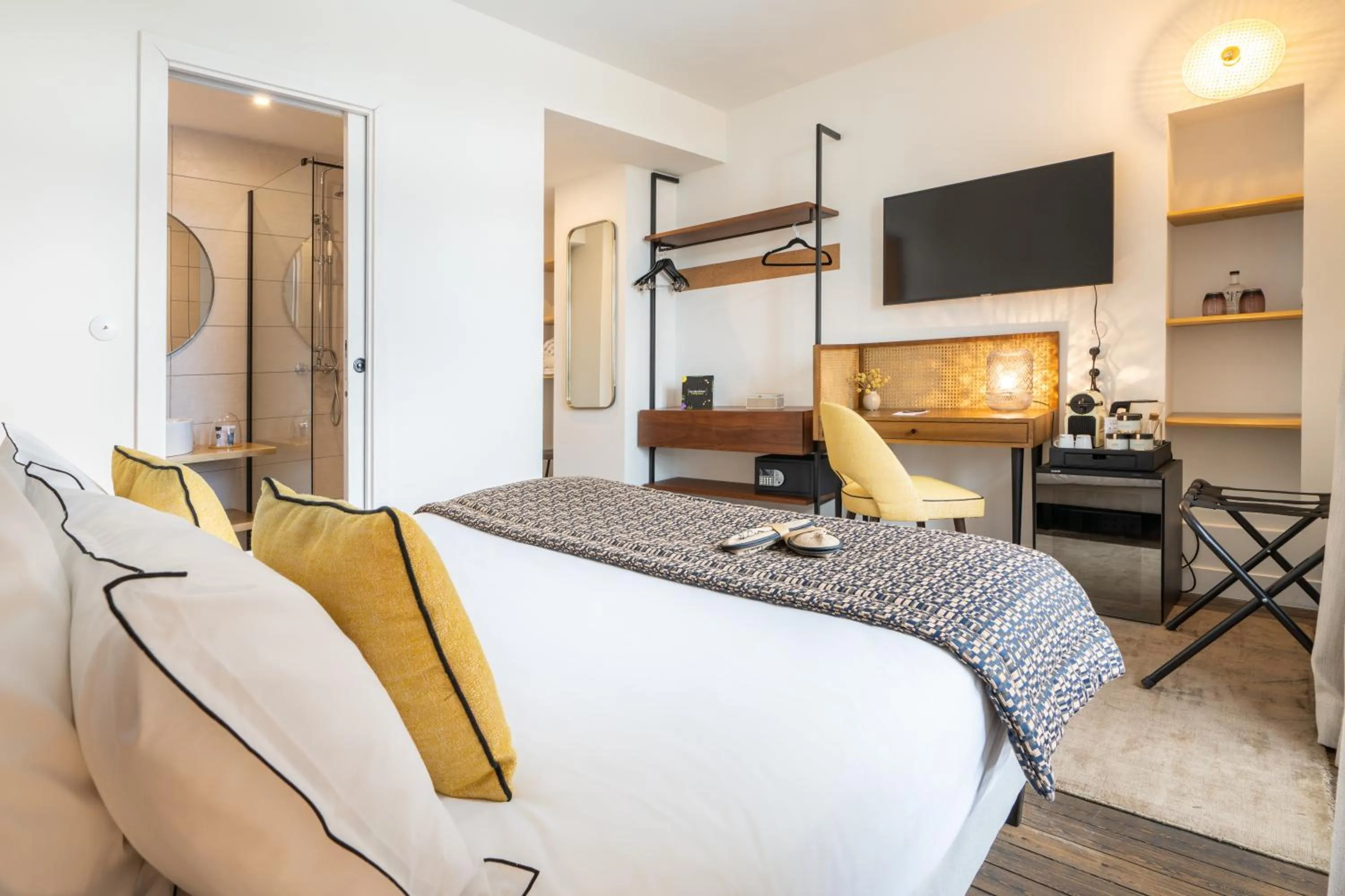 Photo of the whole room, Bed in Les Jardins de Coppélia