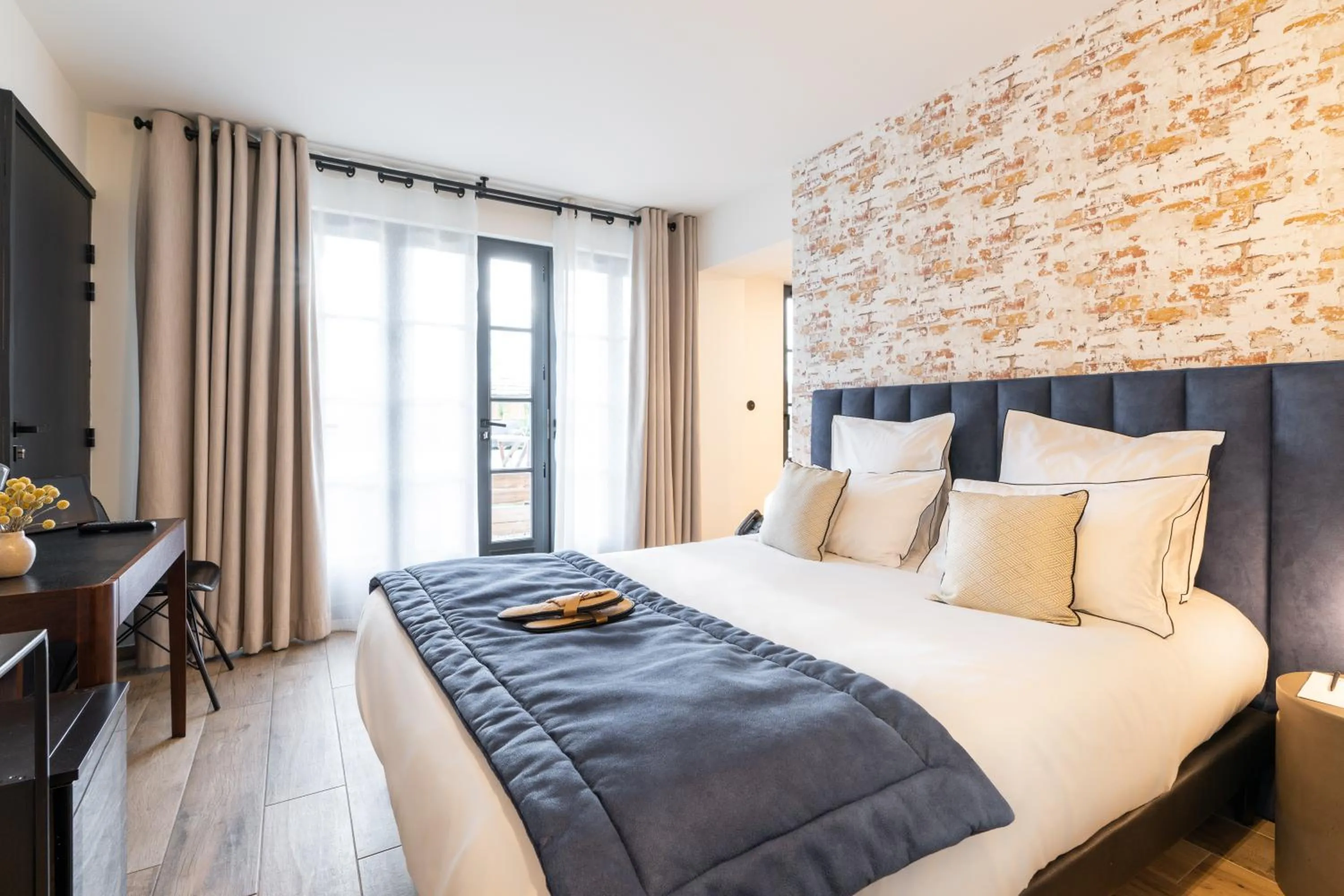 Bedroom, Bed in Les Jardins de Coppélia