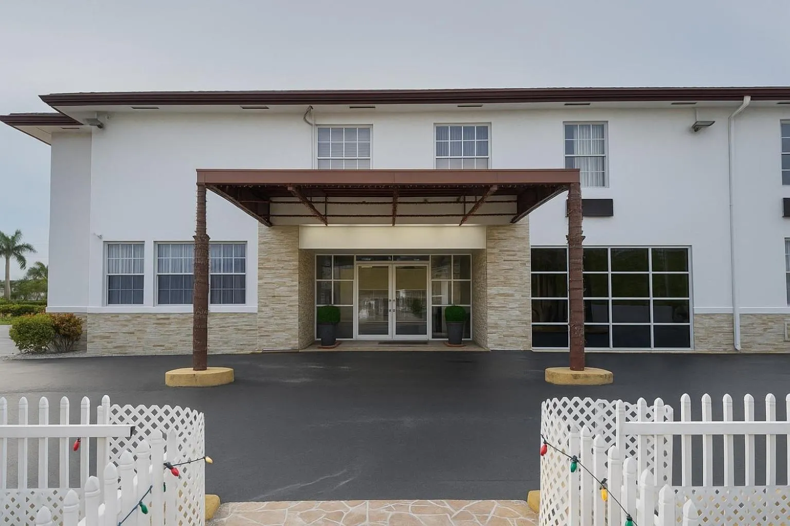 Property building in Belmont Inn & Suites