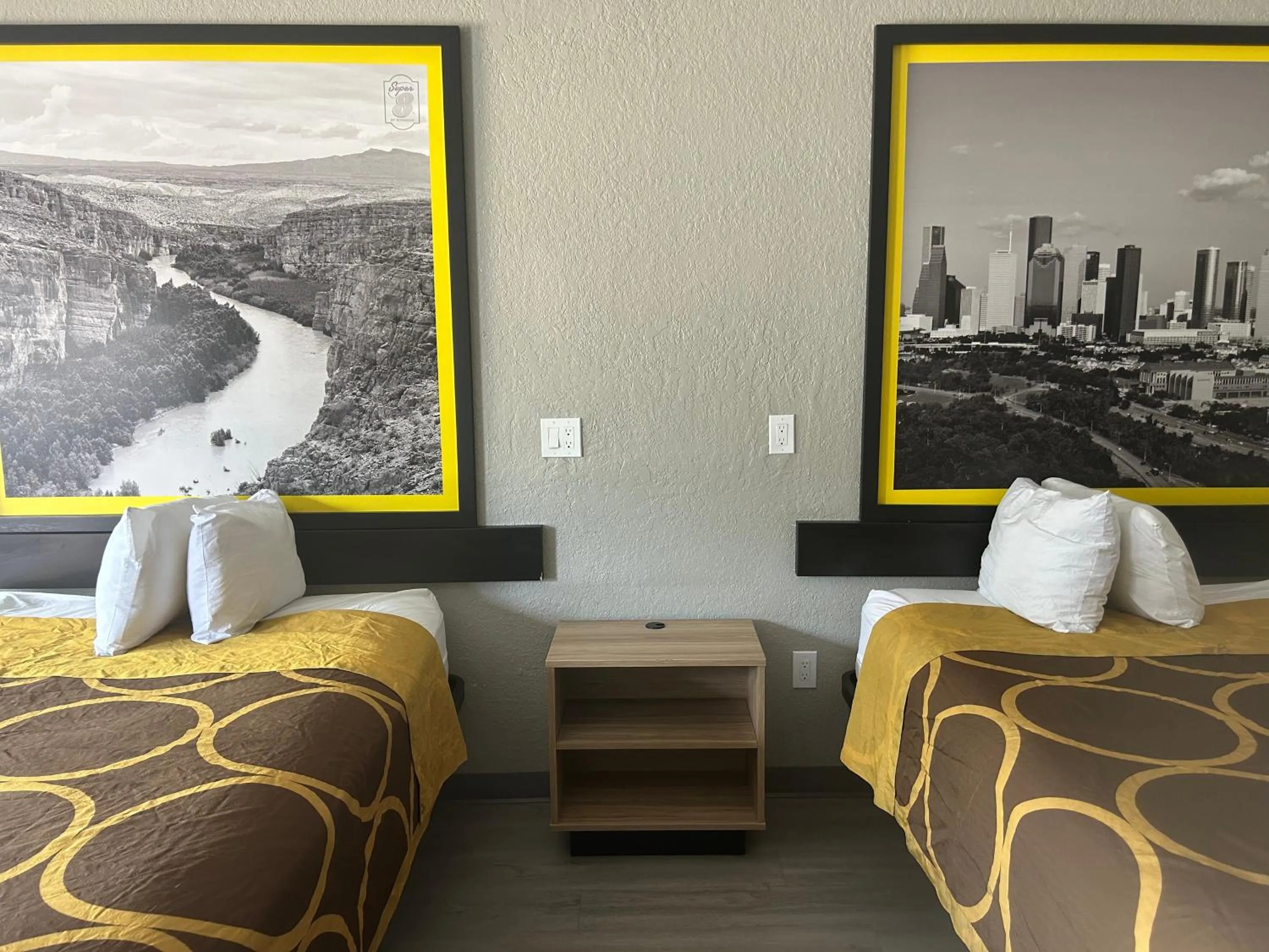 Bed in Super 8 by Wyndham Houston/Brookhollow NW