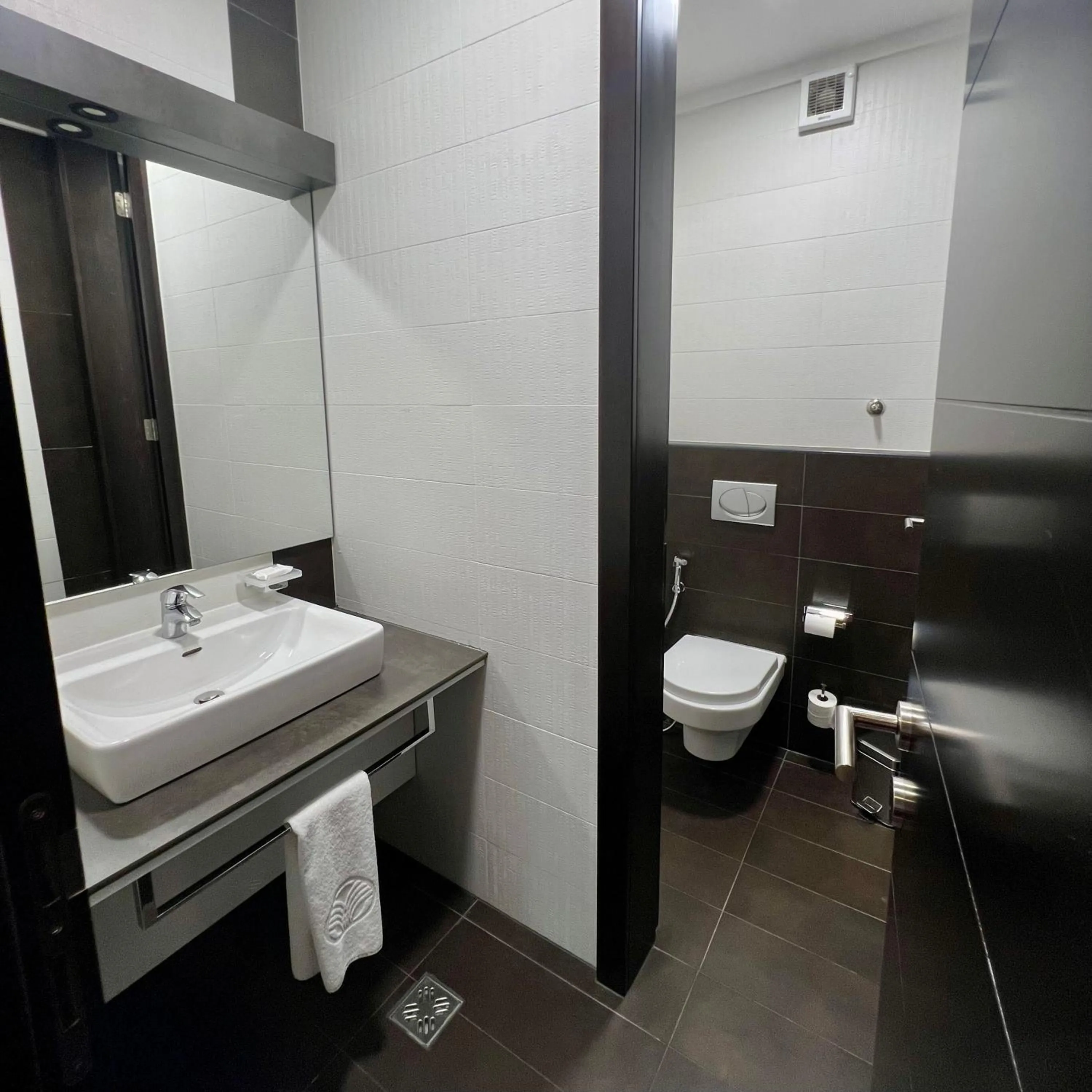 Toilet in Bosmal Arjaan by Rotana