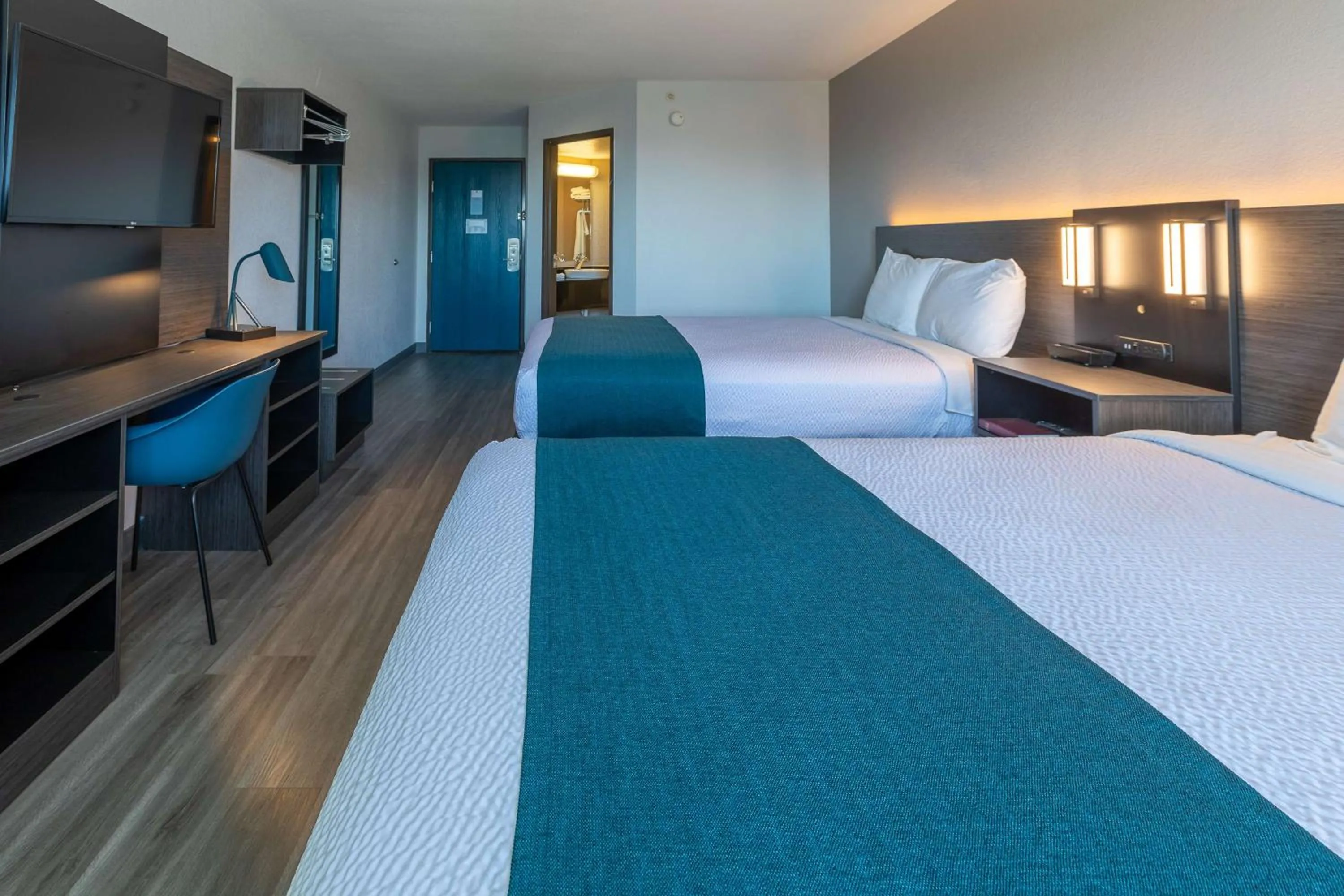 Deluxe Junior Suite - single occupancy in Motel 6-Fort Lupton, CO