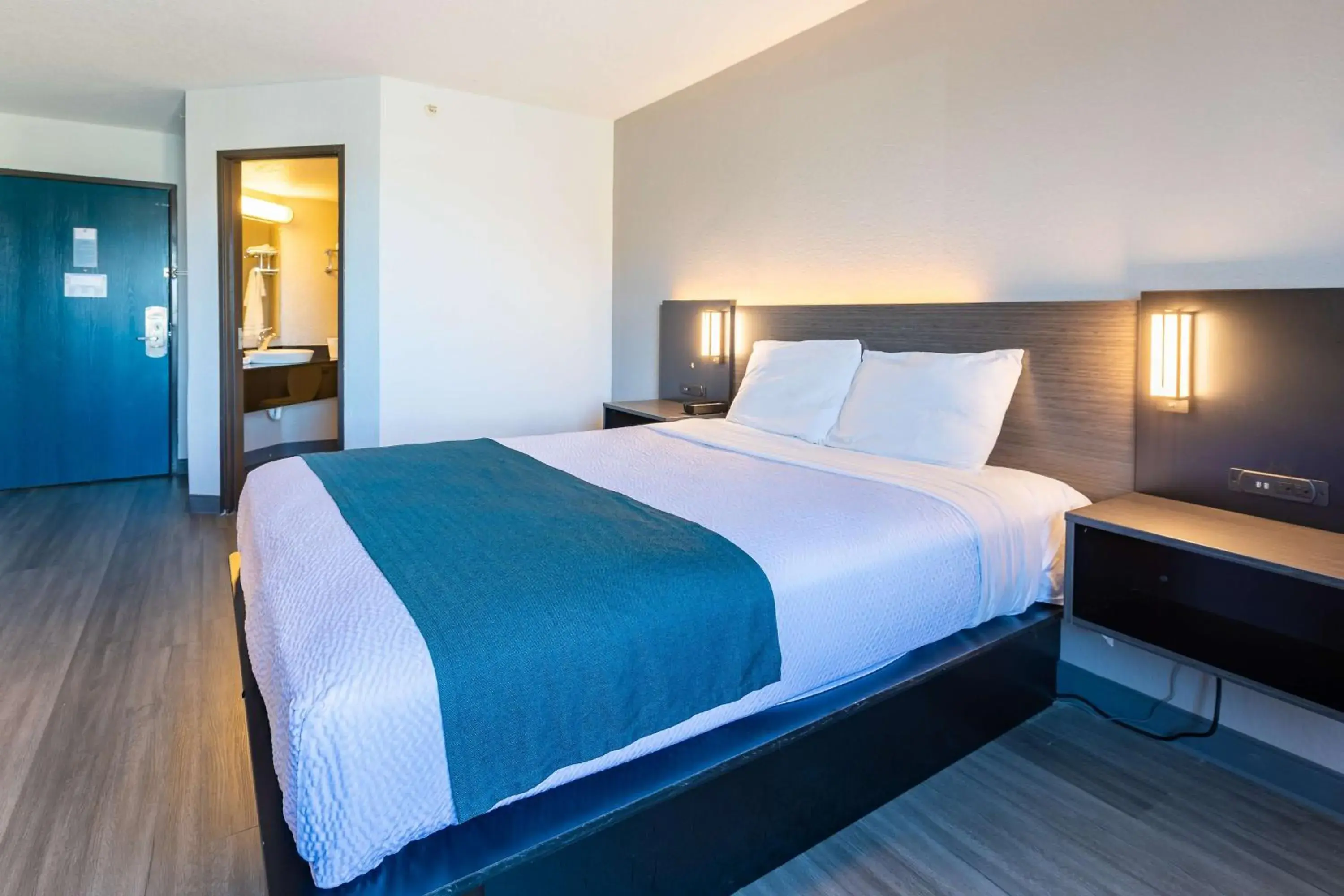 Bedroom, Bed in Motel 6-Fort Lupton, CO Bedroom, Bed in Motel 6-Fort Lupton, CO