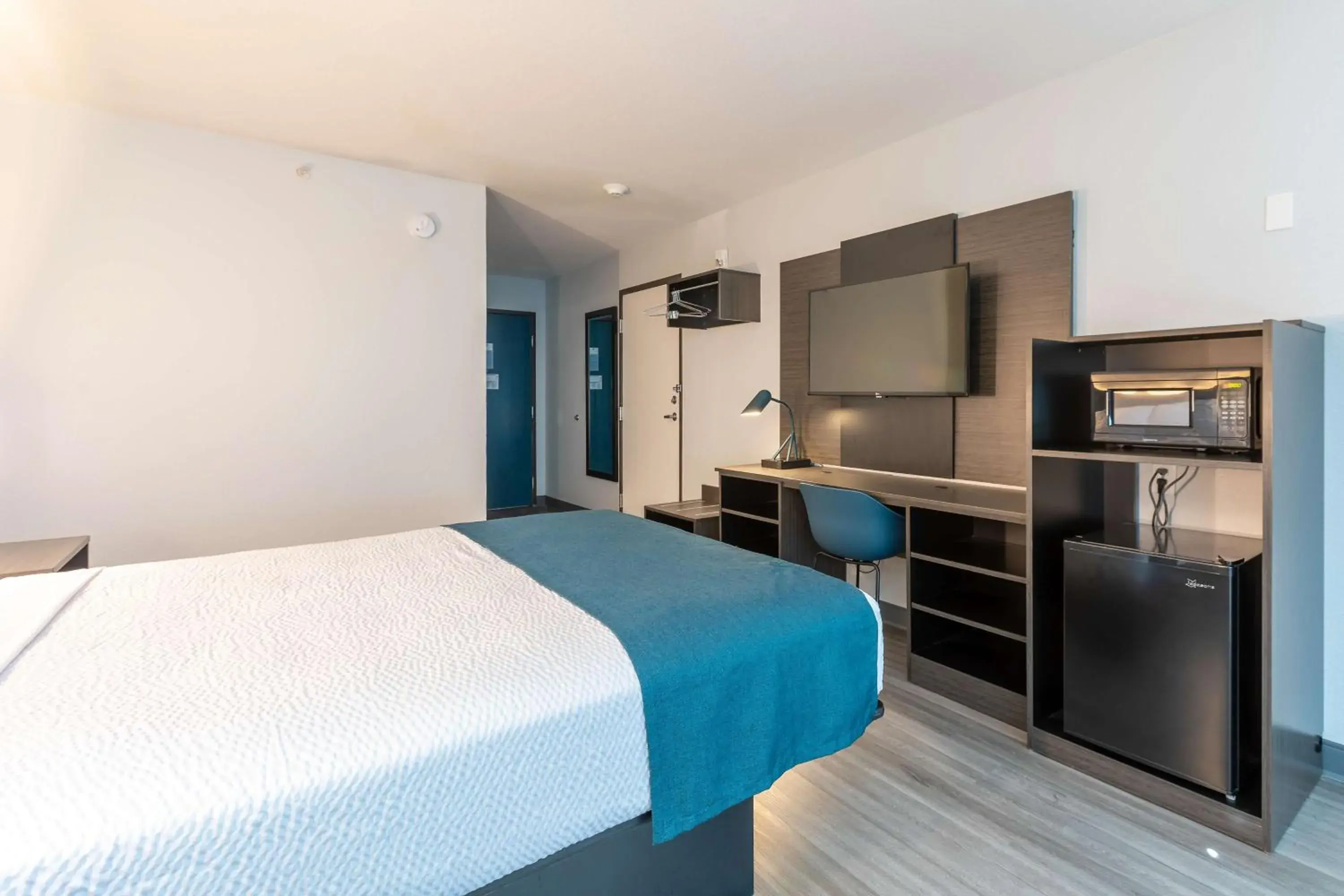 Bedroom, Bed in Motel 6-Fort Lupton, CO Bedroom, Bed in Motel 6-Fort Lupton, CO