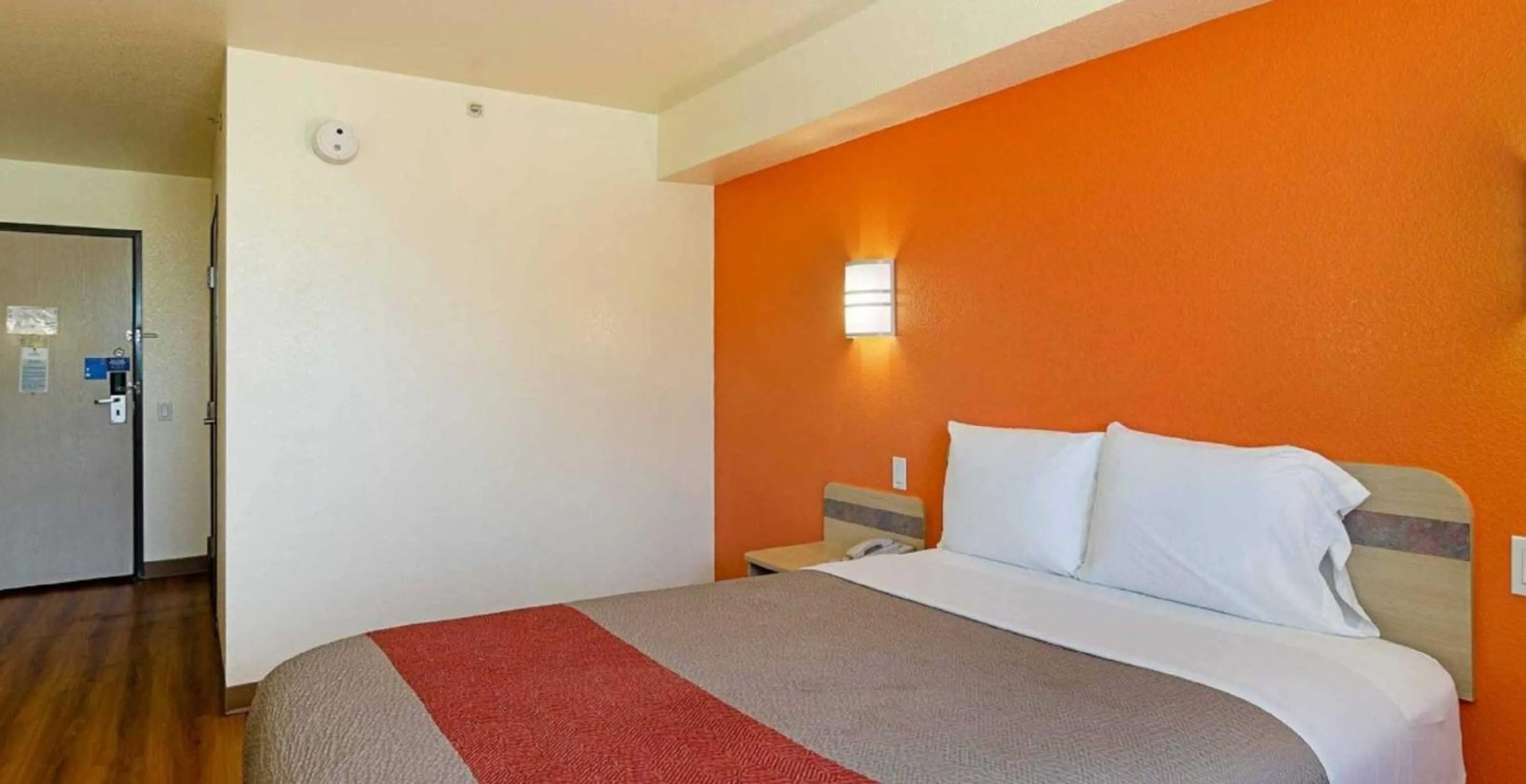 Bedroom, Bed in Motel 6-Fort Lupton, CO