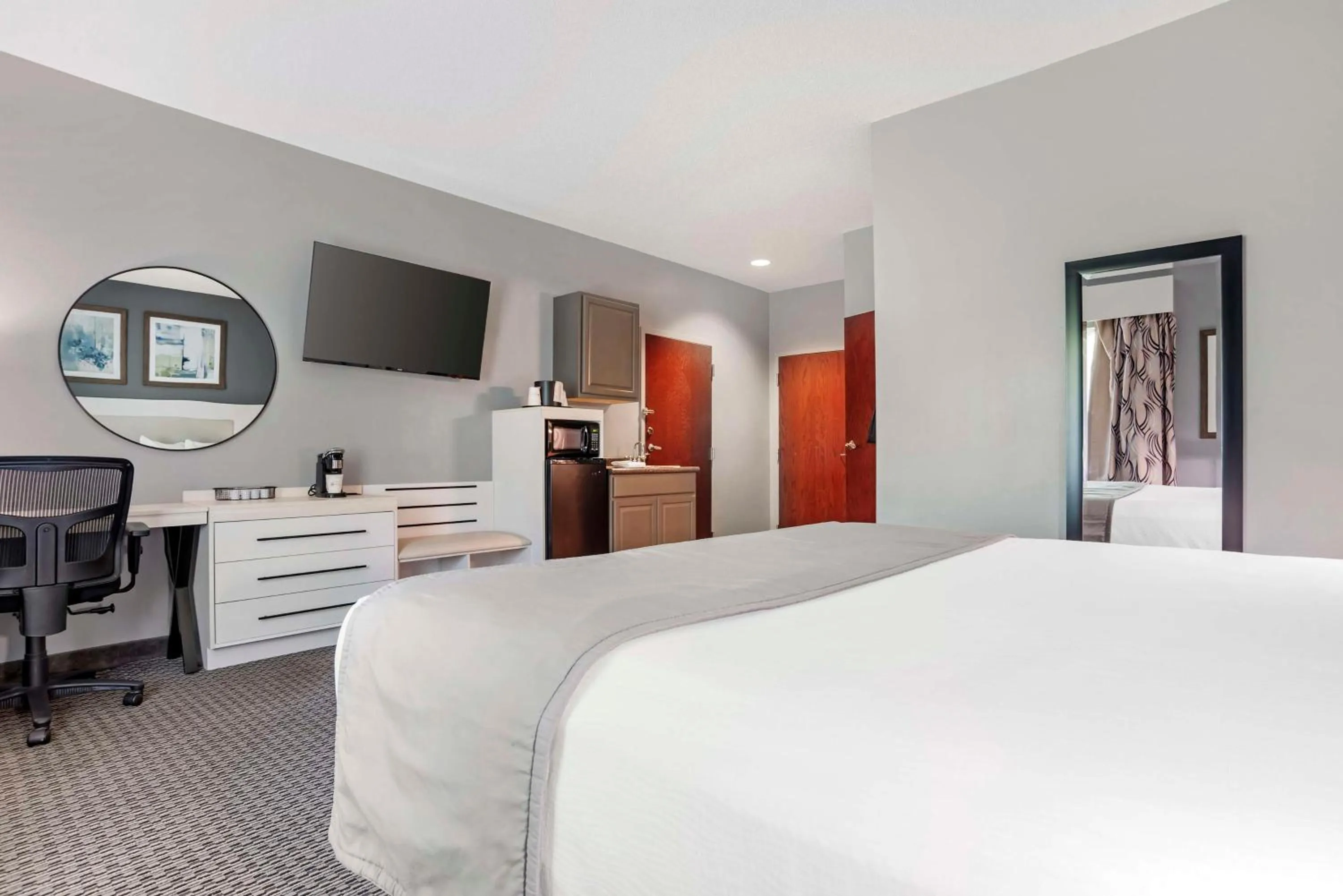 Bedroom, Bed in Best Western Plus Two Rivers Hotel & Suites