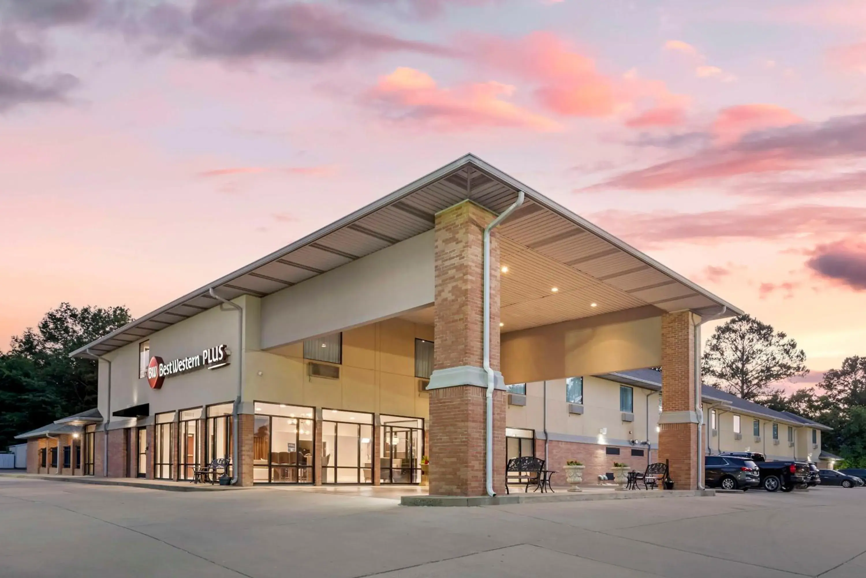 Property building in Best Western Plus Two Rivers Hotel & Suites Property building in Best Western Plus Two Rivers Hotel & Suites