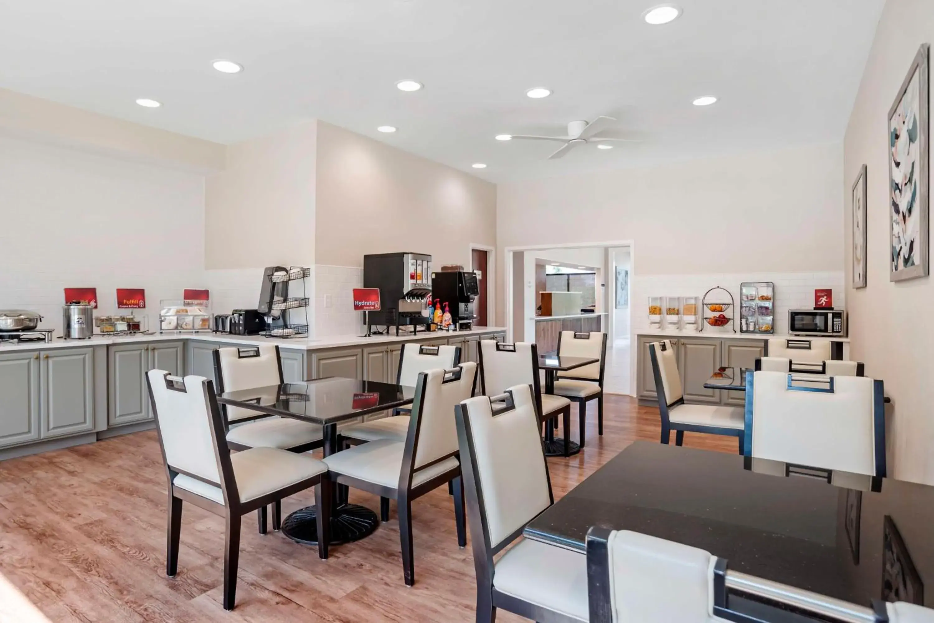 Breakfast in Best Western Plus Two Rivers Hotel & Suites Breakfast in Best Western Plus Two Rivers Hotel & Suites