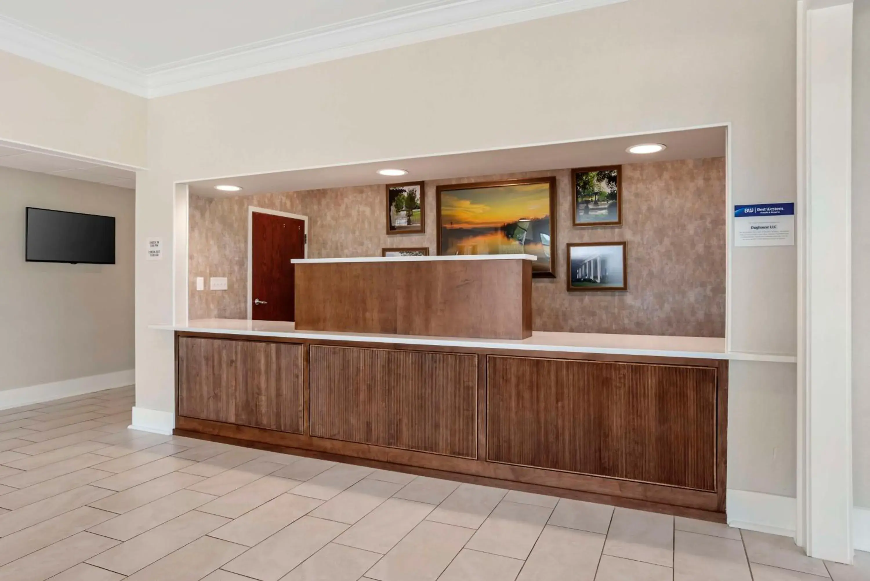 Lobby or reception in Best Western Plus Two Rivers Hotel & Suites Lobby or reception in Best Western Plus Two Rivers Hotel & Suites