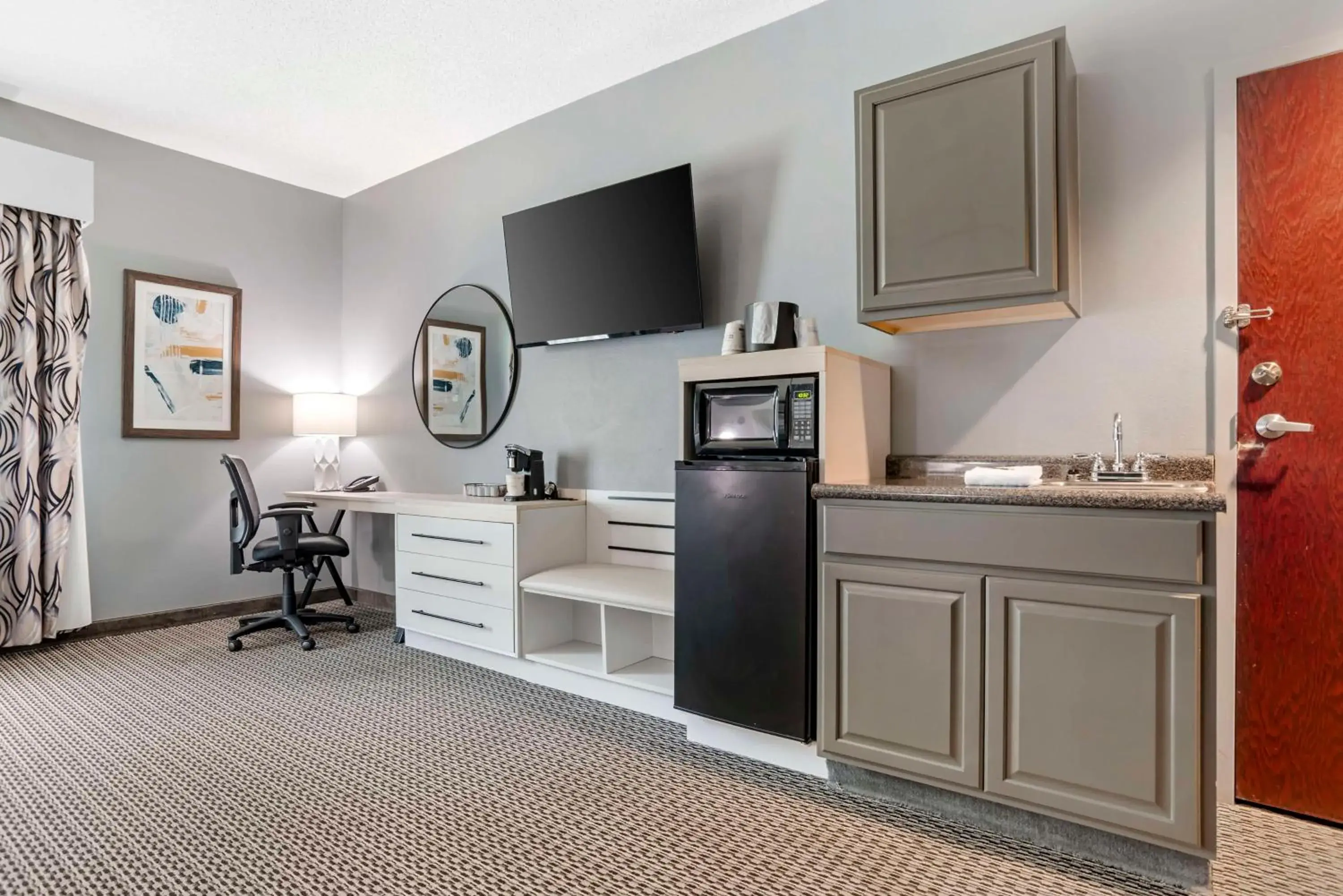 Bedroom in Best Western Plus Two Rivers Hotel & Suites Bedroom in Best Western Plus Two Rivers Hotel & Suites