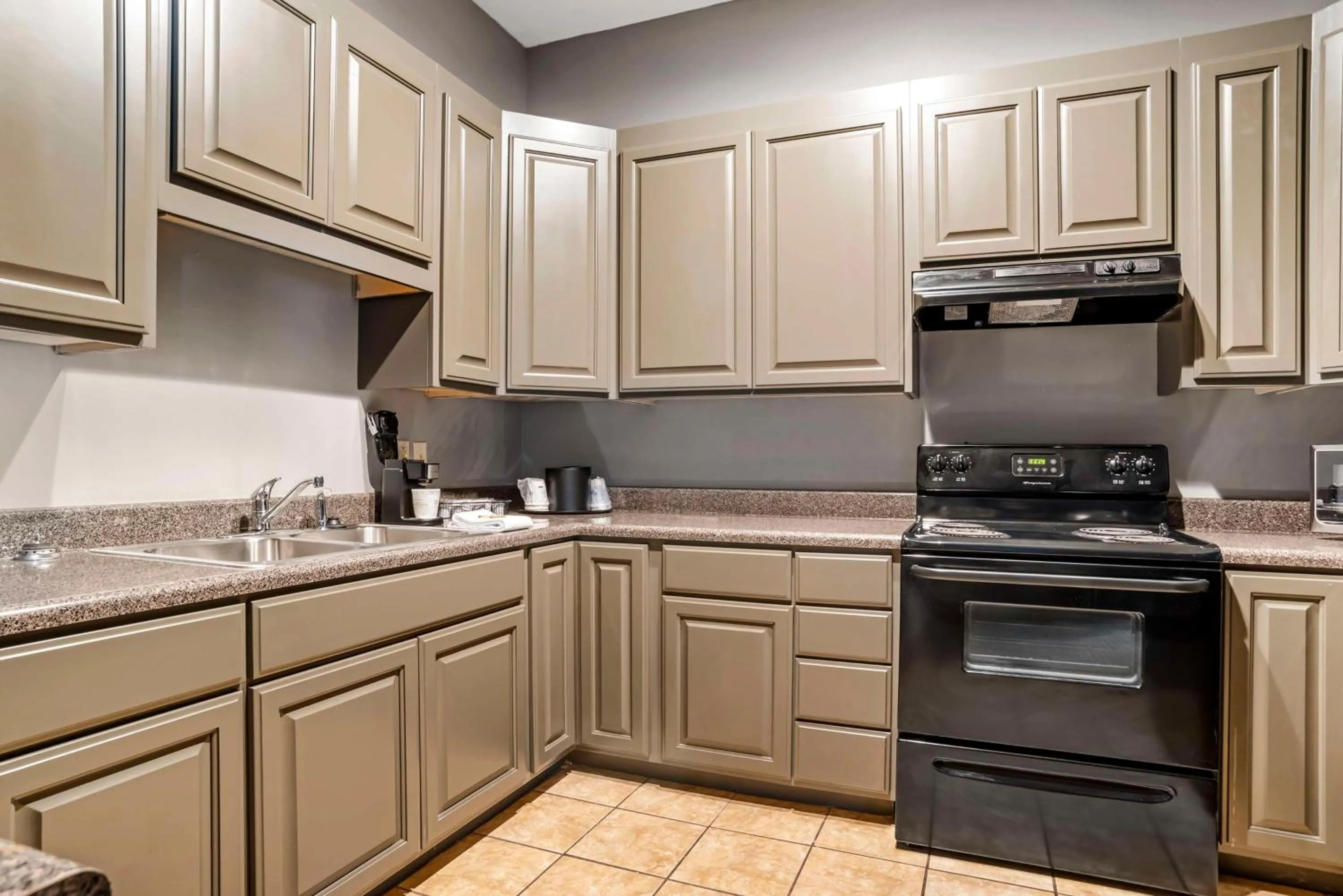 Bedroom in Best Western Plus Two Rivers Hotel & Suites