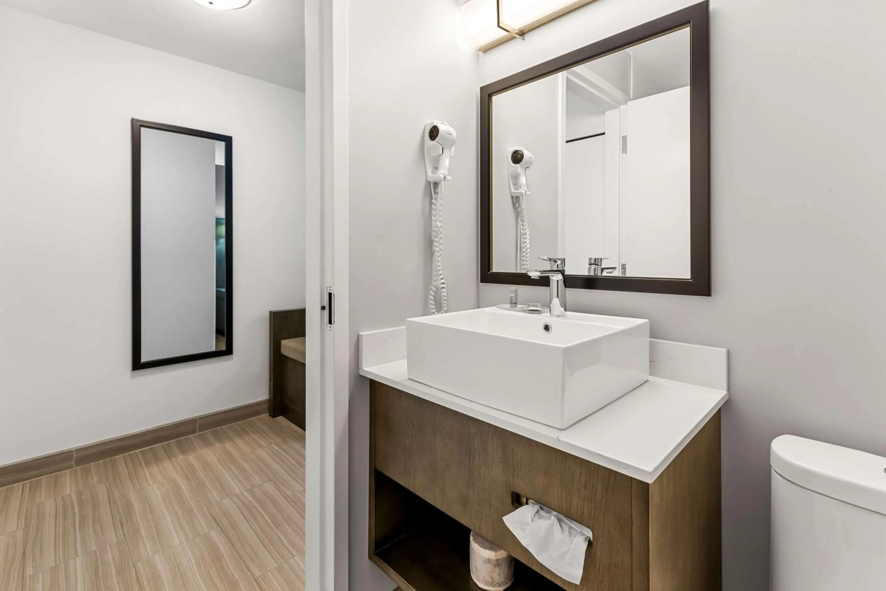 Bathroom in Best Western Cowichan Valley Inn