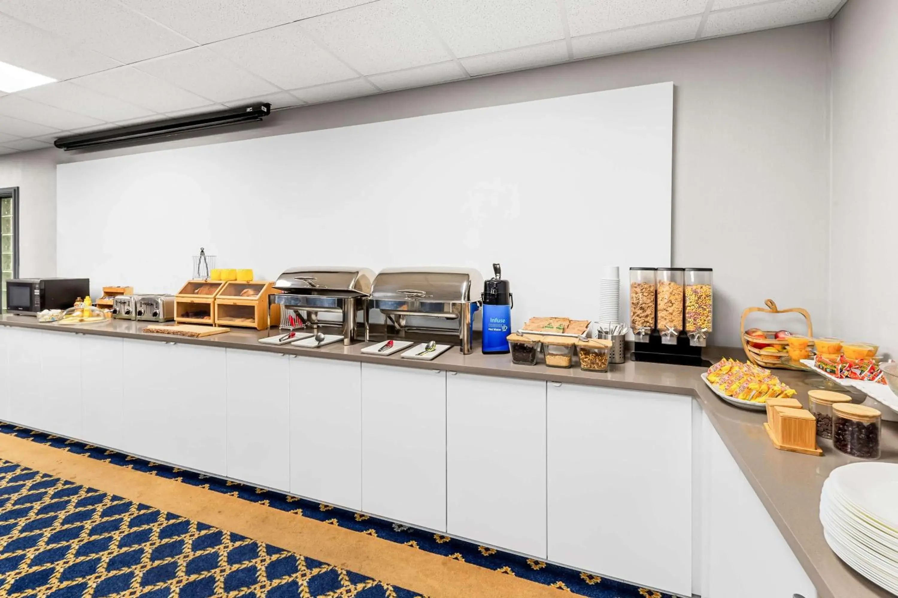 Breakfast in Best Western Cowichan Valley Inn Breakfast in Best Western Cowichan Valley Inn