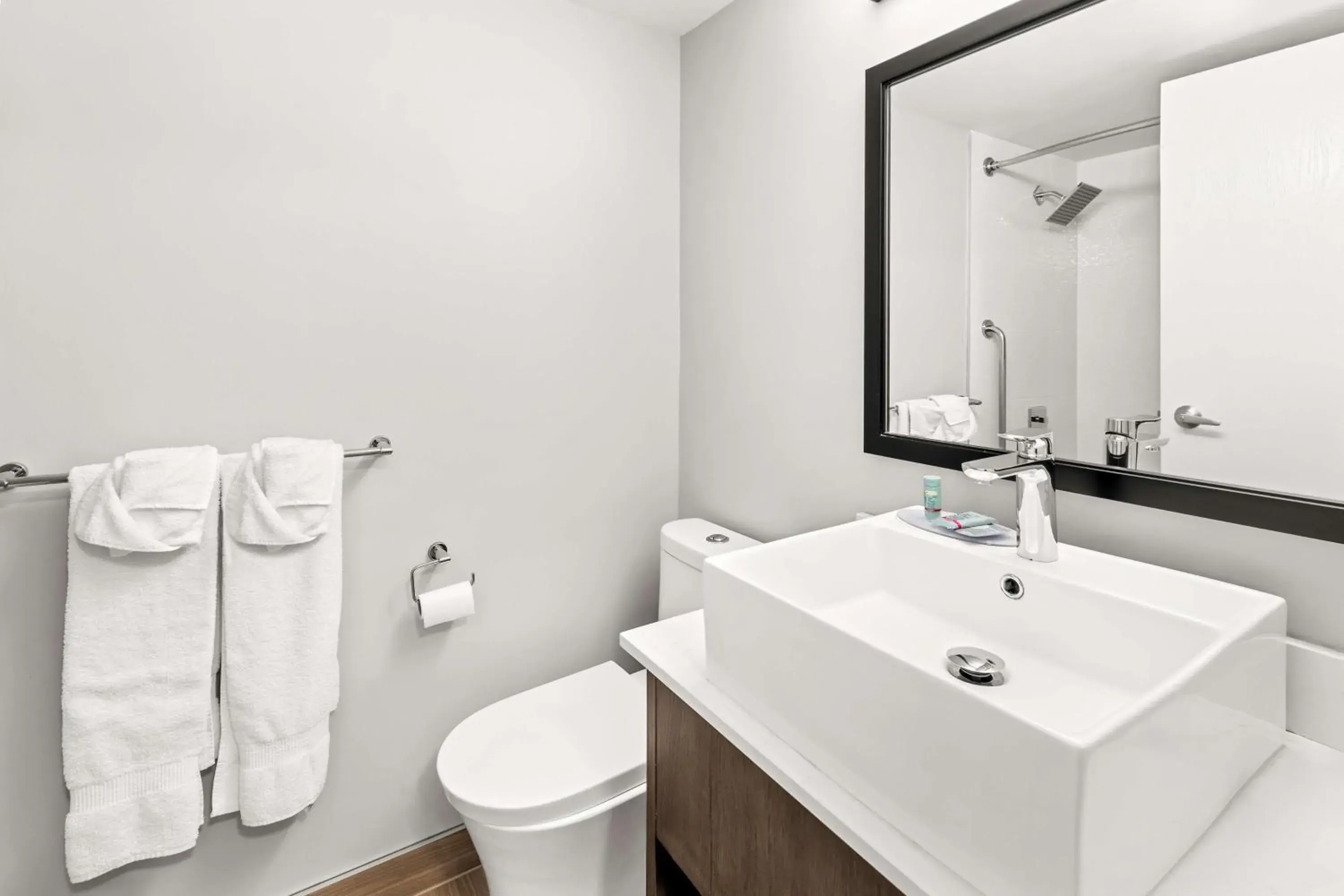 Bathroom in Best Western Cowichan Valley Inn Bathroom in Best Western Cowichan Valley Inn