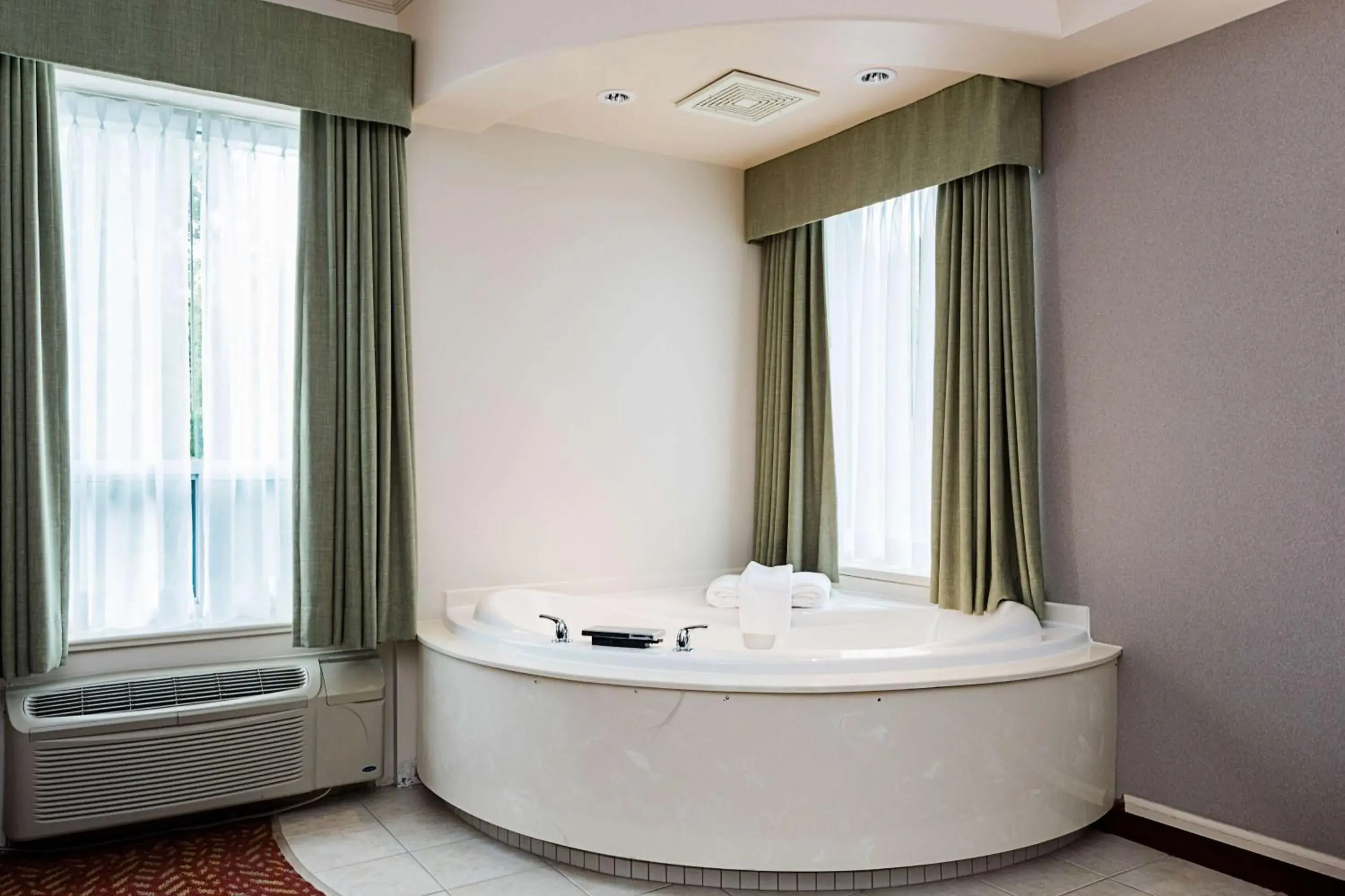 King Room with Spa Bath and Fireplace - Non-Smoking in Best Western Inn On The Bay King Room with Spa Bath and Fireplace - Non-Smoking in Best Western Inn On The Bay