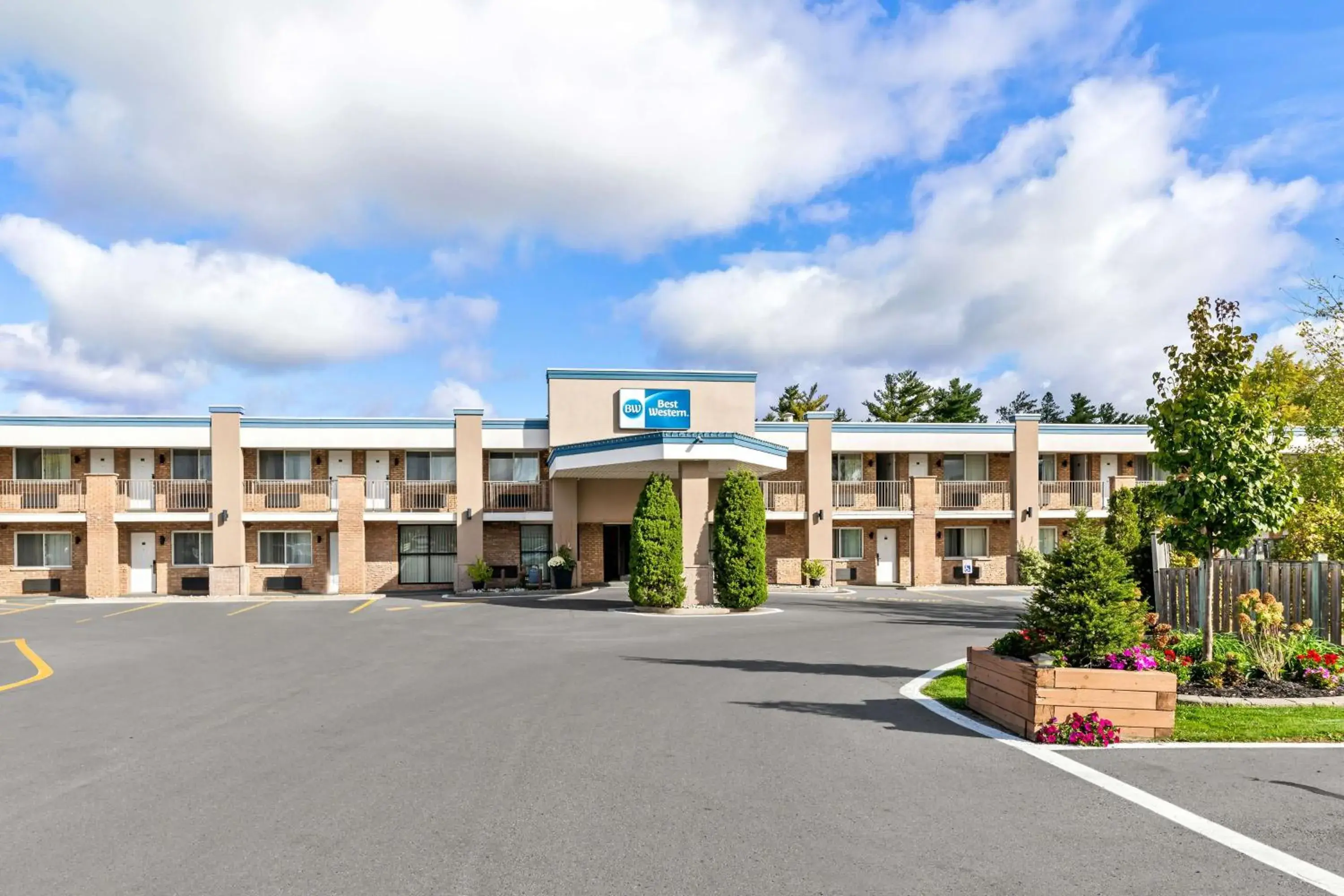 Property building in Best Western Halton Hills Property building in Best Western Halton Hills
