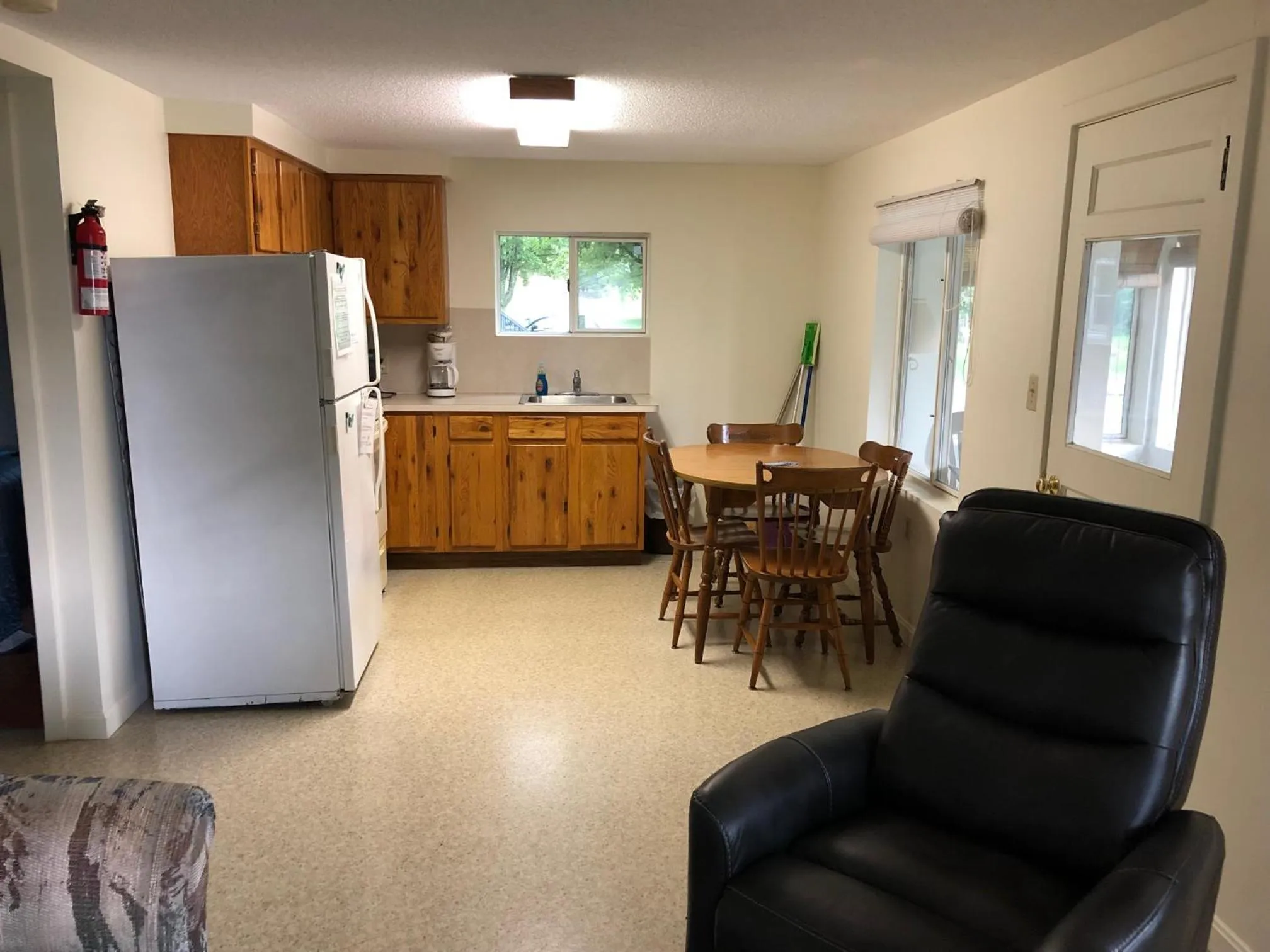 Kitchen or kitchenette in West Winds Motel & Cottages