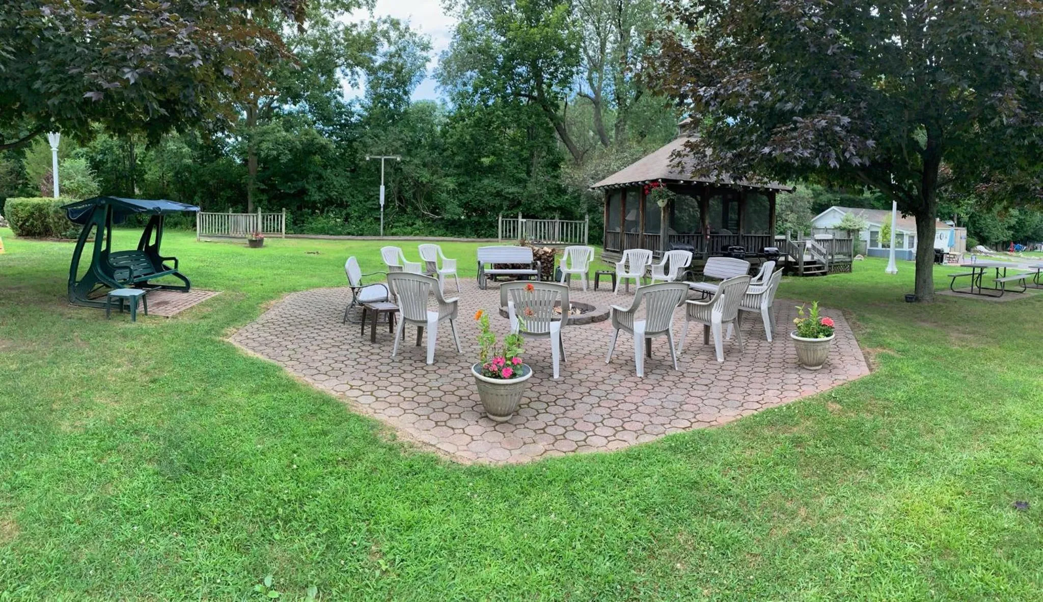 Garden view in West Winds Motel & Cottages