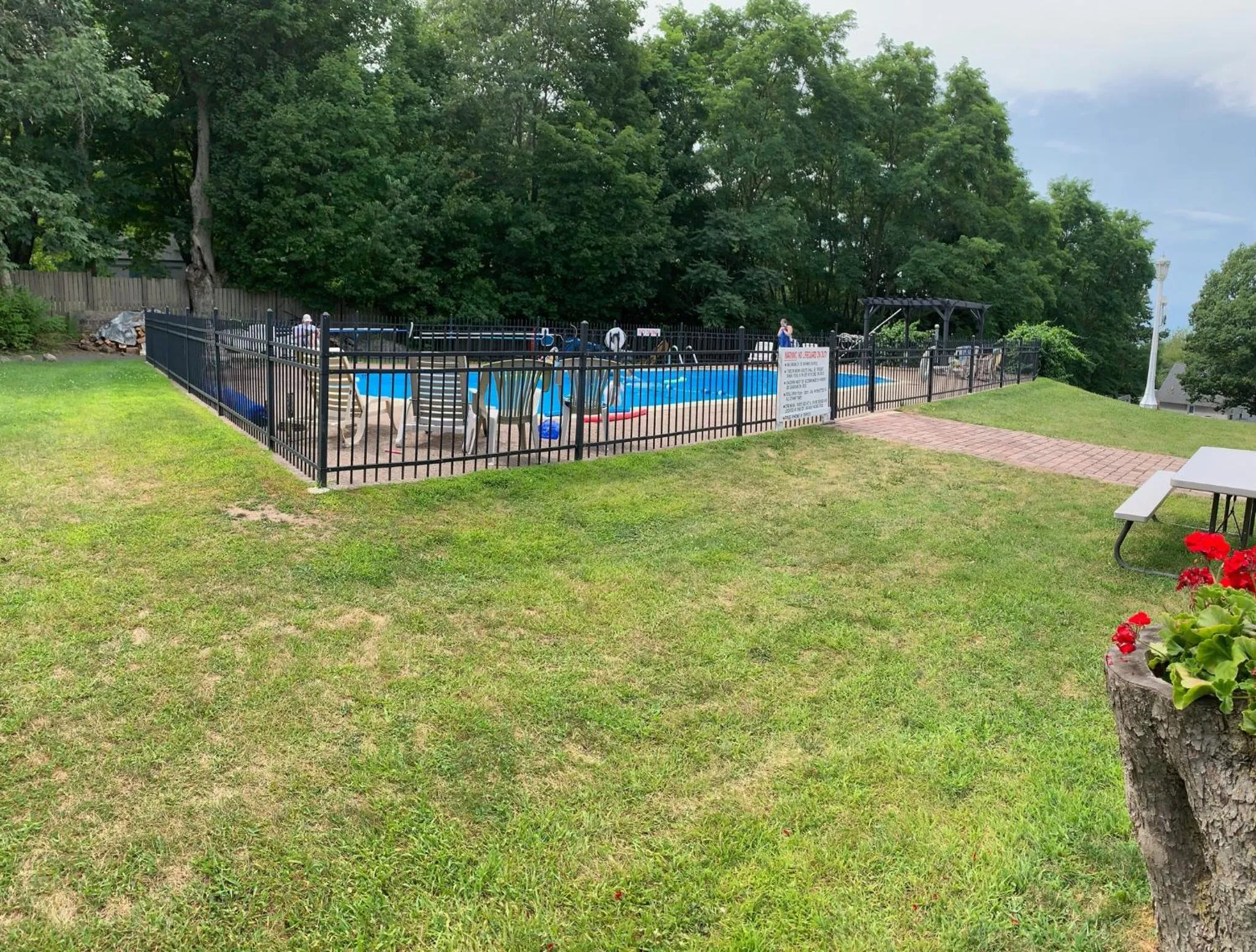 Swimming pool in West Winds Motel & Cottages